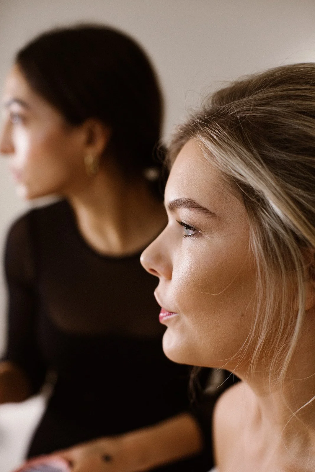 Bride seated during glamorous winter wedding prep in Amsterdam.