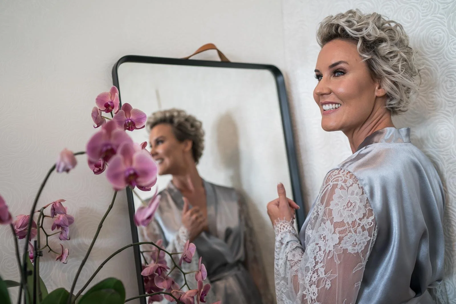 Bride looking in the mirror just after having her hair and makeup done at Parc Broekhuizen in Leersum.