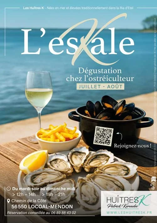 Affiche de la dégustation "L'esKale" en juillet et août sur l'exploitation, montrant un verre de vin blanc, un plateau d'huîtres ouvertes, une assiette de frites, un citron, et un seau rempli de moules, avec la mer en arrière-plan.