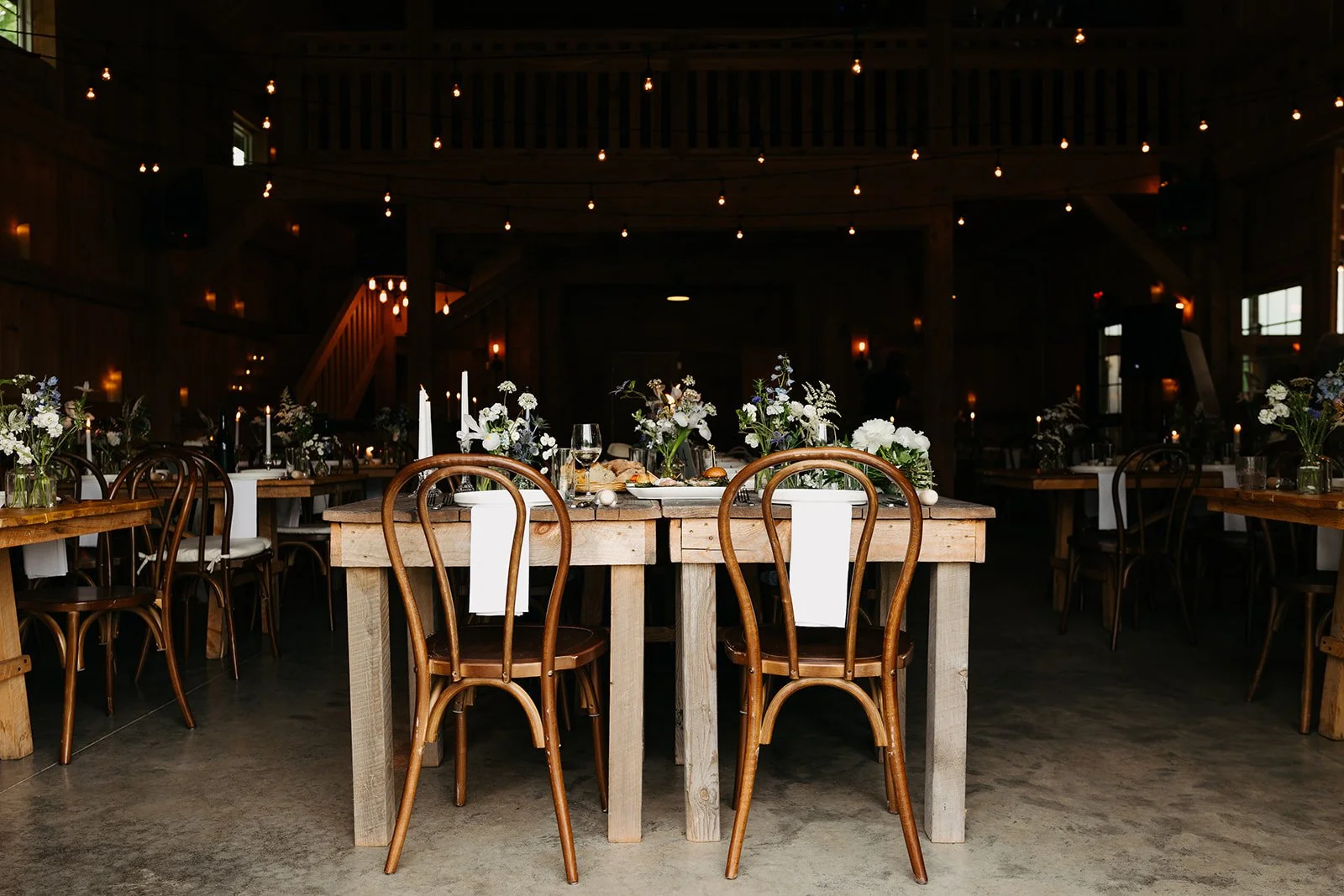 sweetheart table at tops'l farm in Maine for this beautiful outdoor weekend wedding celebration
