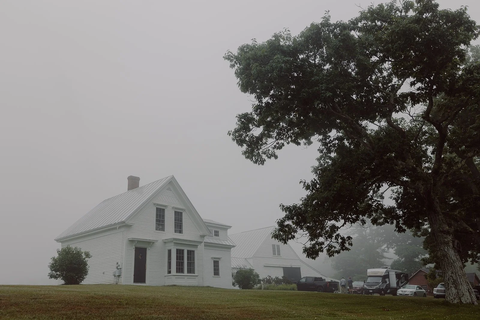 Foggy morning at Tops'l farm house where the bride is getting ready for the wedding