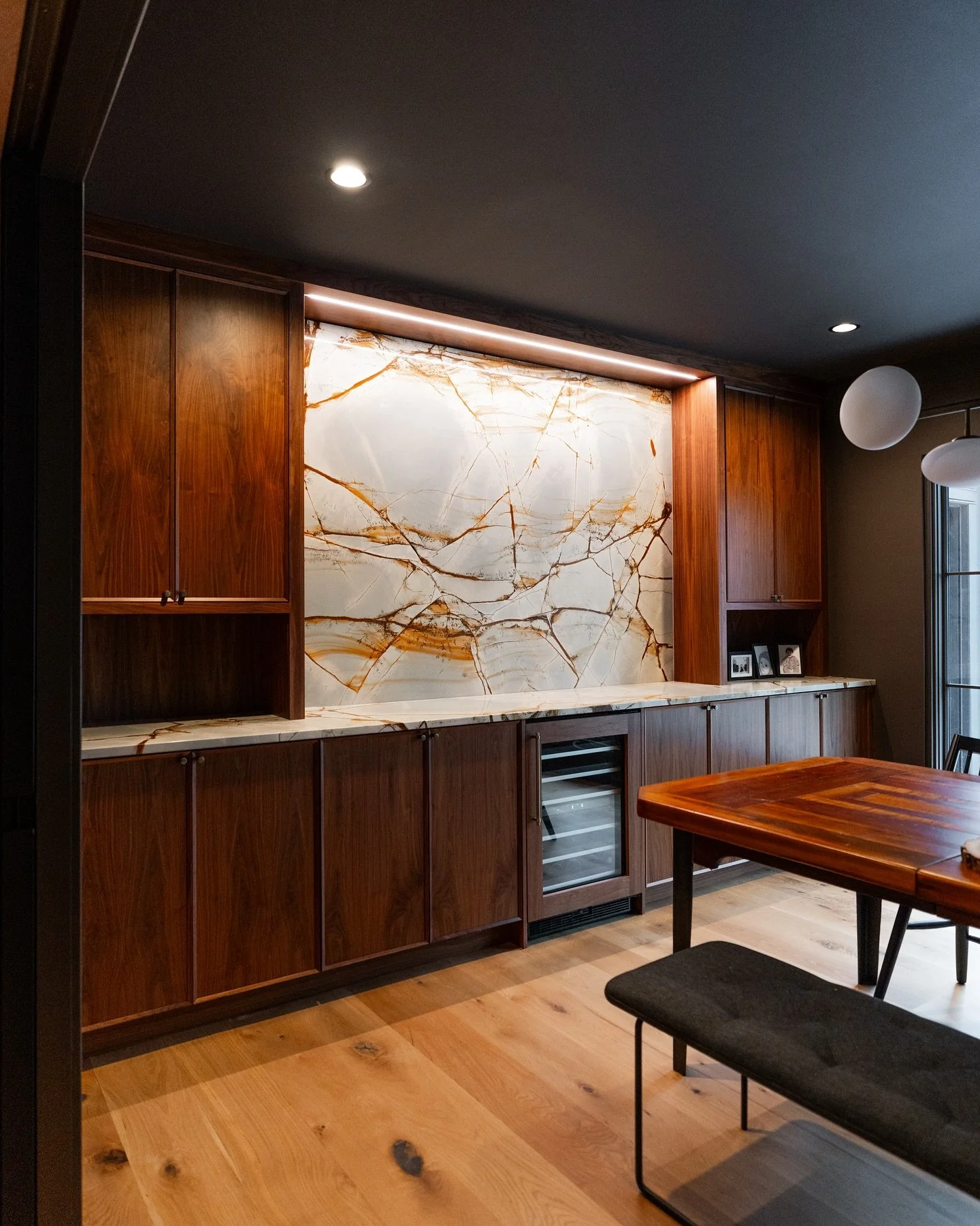 Marble accents &gt;&gt;&gt; 

🏷
&bull;
&bull;
&bull;
#customcabinetry #interiordesinger #interiordesign #interiordesigninspiration #cabinetmaker #cabinetmaking #kitchendesign #kitchen #kitcheninspiration