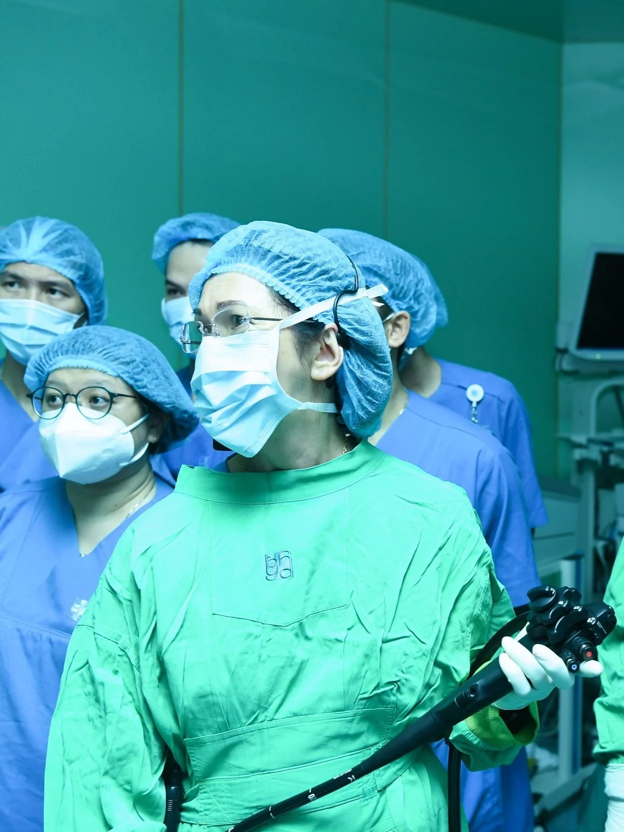 surgeon viewing image on screen
