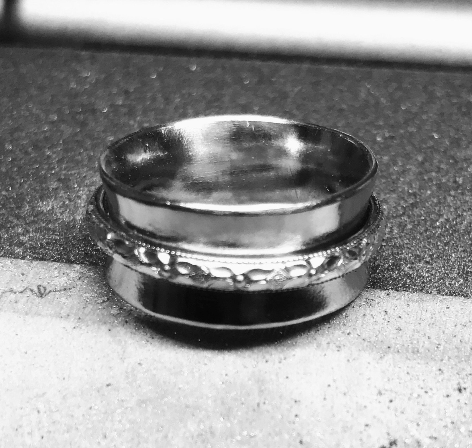 Spinner ring Blk and Wht.jpg