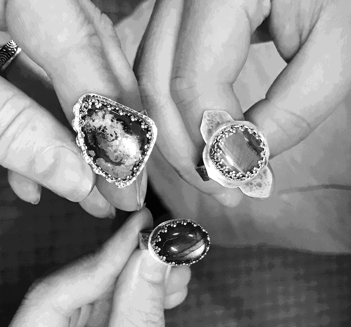 Stone set Ring class Blk and Wht.png