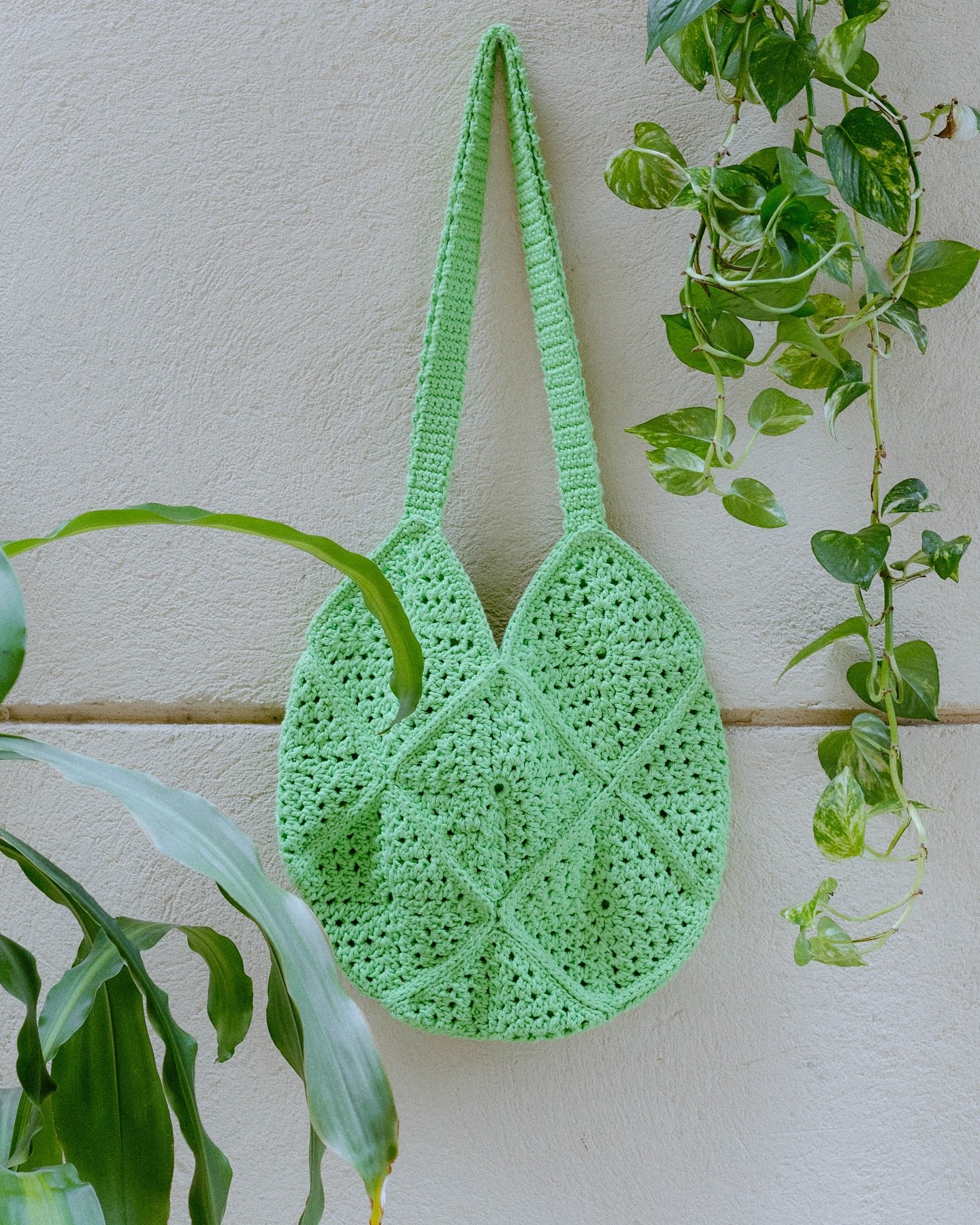Sab&iacute;an que tambi&eacute;n vendemos bolsitos tejidos ? 🤗
Que mejor forma de darle un toque de color a tu outfit con una prenda &uacute;nica e irrepetible ☺️🌿

Puedes encontrar este y muchos m&aacute;s en nuestra tienda ✨

📸 @pauu.photo 

 #d