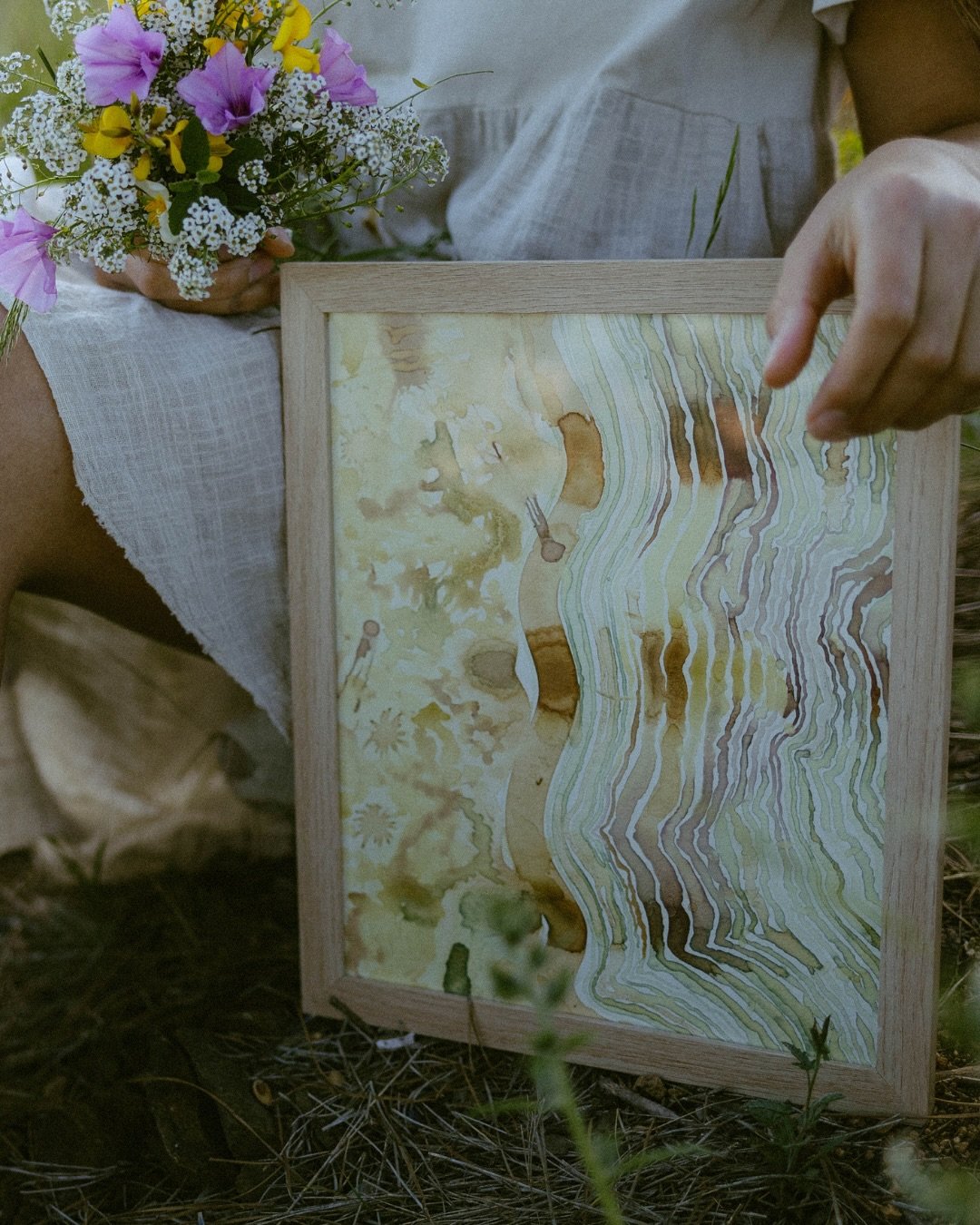 Parte de la colecci&oacute;n
 &ldquo;Tiempos de p&eacute;talos&rdquo; 🕰️
La variedad de colores y texturas que entregan las flores 🌸
Obra disponible en galer&iacute;a ✨ 
28x30cm (con marco)
.
📸 @pauu.photo 

#dosislas #dosislasgaler&iacute;a #arte