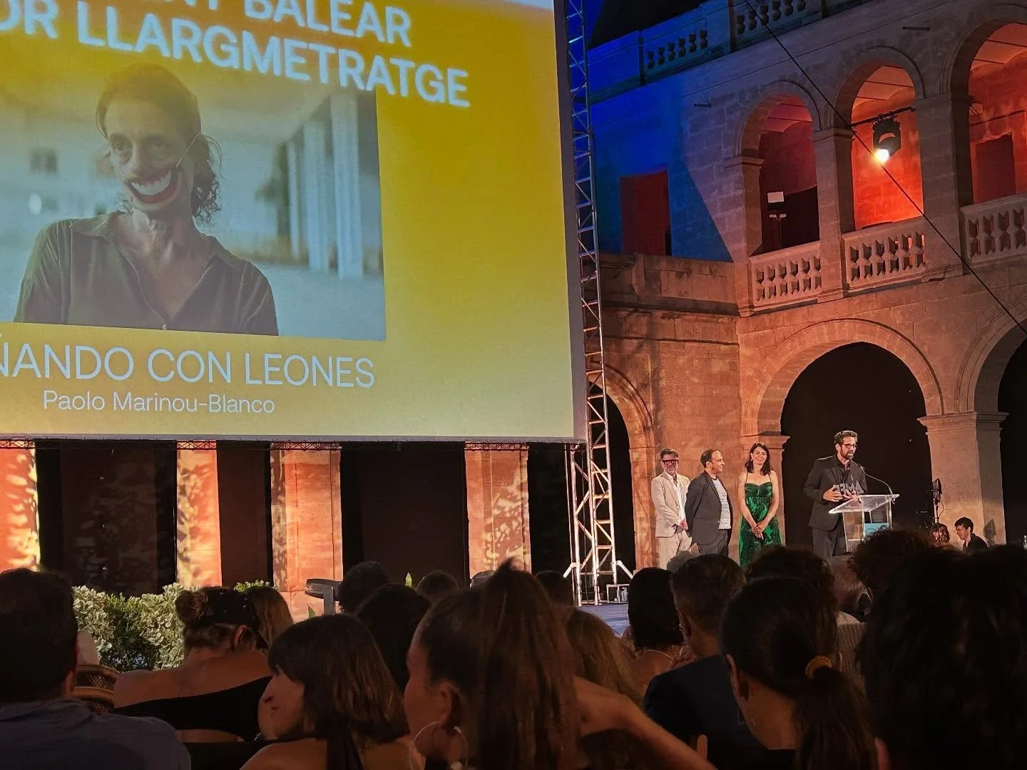 🏆 &ldquo;So&ntilde;ando con leones&rdquo; premi a la millor pel&middot;l&iacute;cula Talent Balear a l&rsquo;AMFF ✨
Moltes gr&agrave;cies! 👏👏👏
@atlantidamallorcafilmfest @pmarinoublanco @luis.ortas @promenadefilms @daryafilmspt @capuri.tv @denise