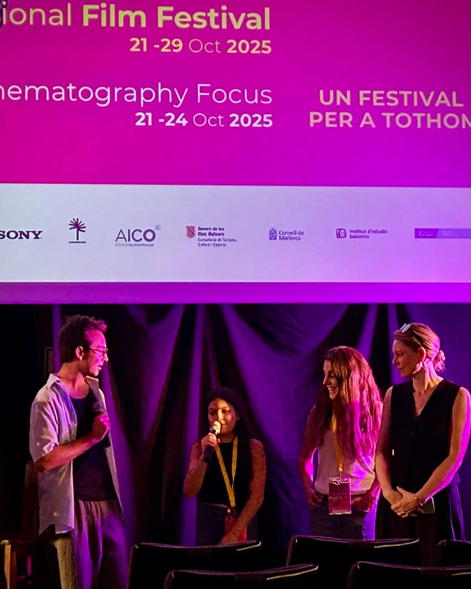 Avui 🍿 na @guiomar.caiado ha presentat Maria Enganxa al @cineciutat dins la secci&oacute; oficial MIB del @evolutionmallorcafilmfestival 📽

🙌 @luis.ortas @planasroger @mmsdistribuciondecortometrajes @icib_cultura @mallorcafilmcommission @asim_mall
