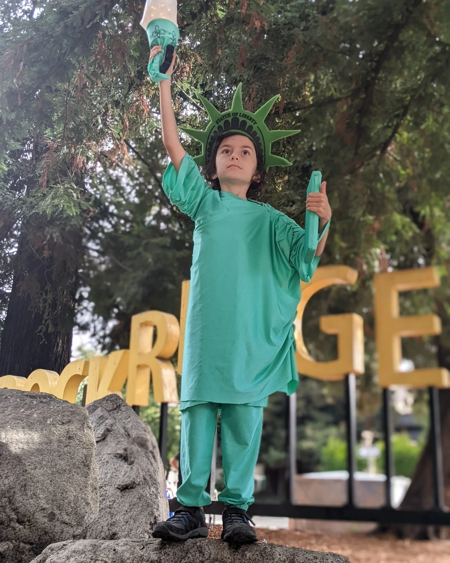 🎃 Boo-tiful day, Oakland! 👻 TODAY from 11am-2pm, the 34th Annual Rockridge Halloween Parade is summoning all ghosts, goblins&ndash;with two legs or four&ndash;for a spook-tacular time! 🧟&zwj;♀️🐾 Trick-or-treat, arts, crafts, music, puppets, story