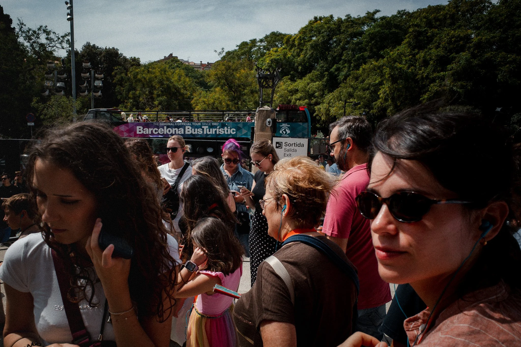 Un grupo de mujeres conversa entre la multitud frente a la Sagrada Familia.