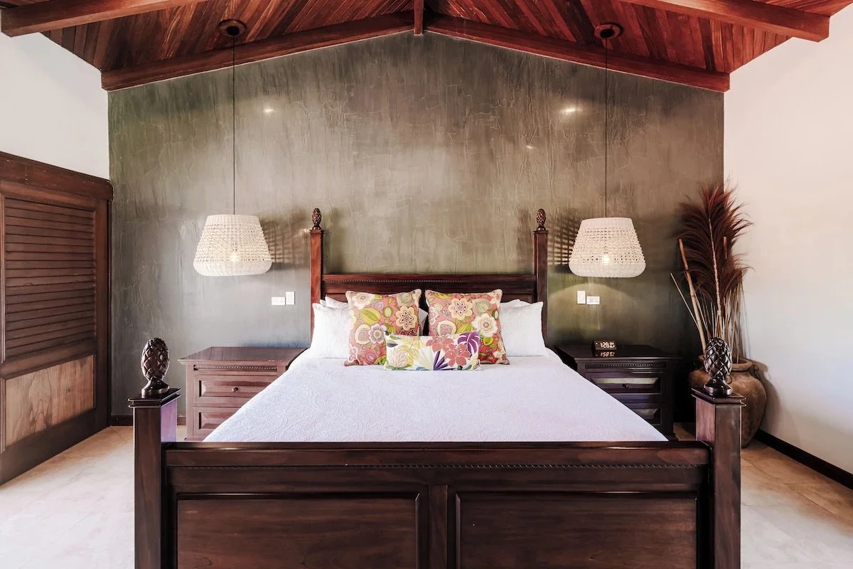 Master bedroom with king bed and 100% cotton luxury bedding
