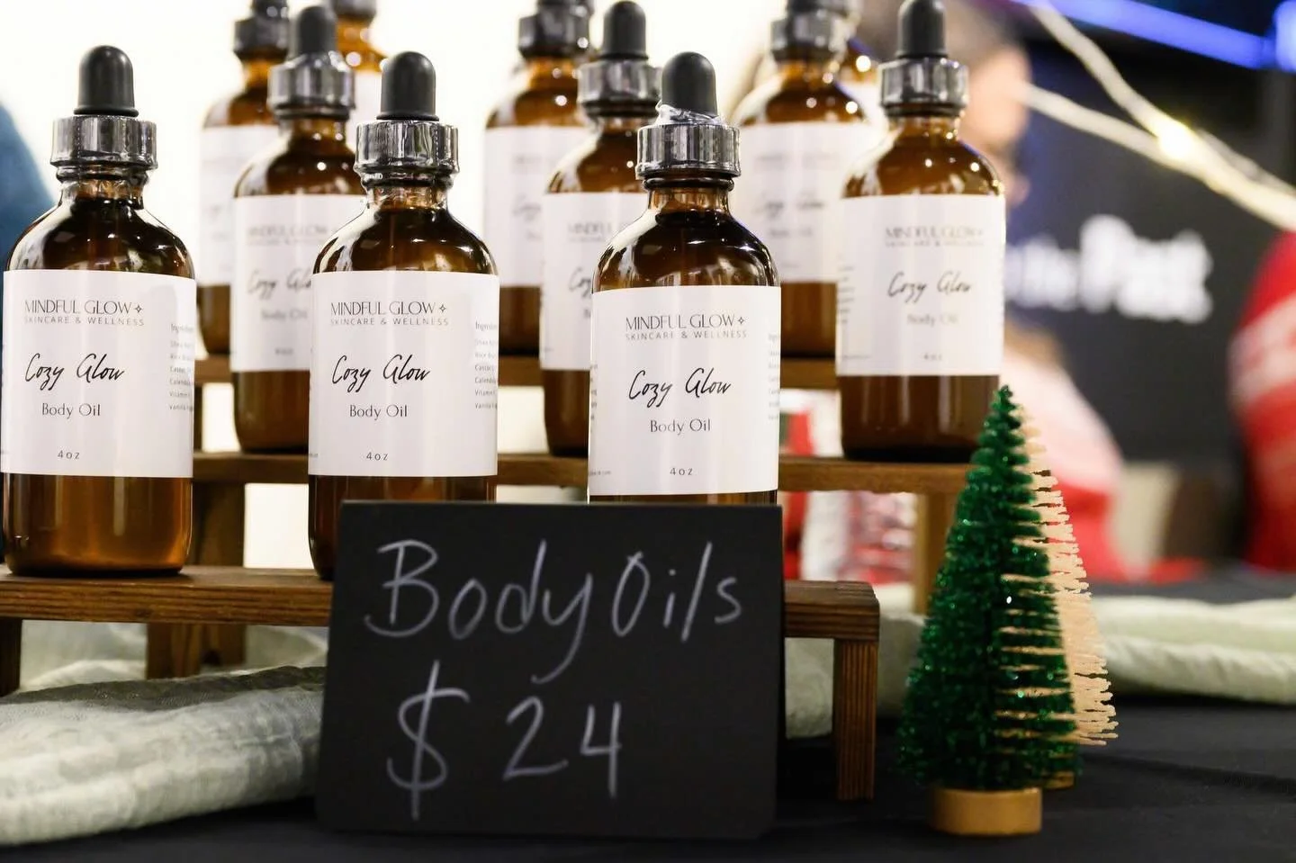 Still looking for a thoughtful gift before Christmas 🎁✨

Cozy Glow body oil is the perfect way to treat someone you love or yourself to soft, nourished skin and a little extra comfort this season.

And if you want a gift that supports both skin and 