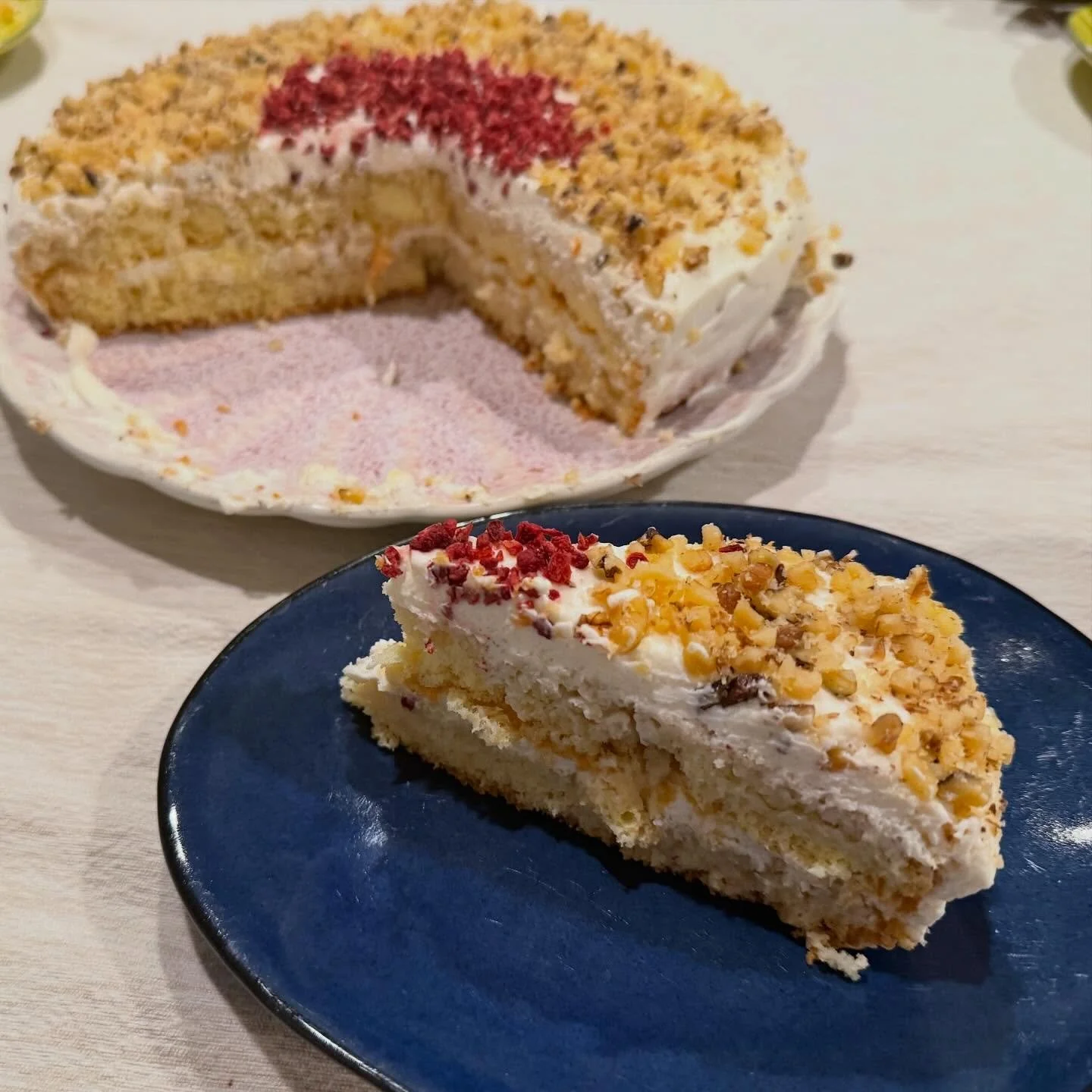 Delightful layered cake that students of the Baking with Confidence course baked in our class! Classic biscuit batter, mascarpone-based cream, raspberry coulis and walnuts with freeze-dried raspberries on top. Irresistible 😋