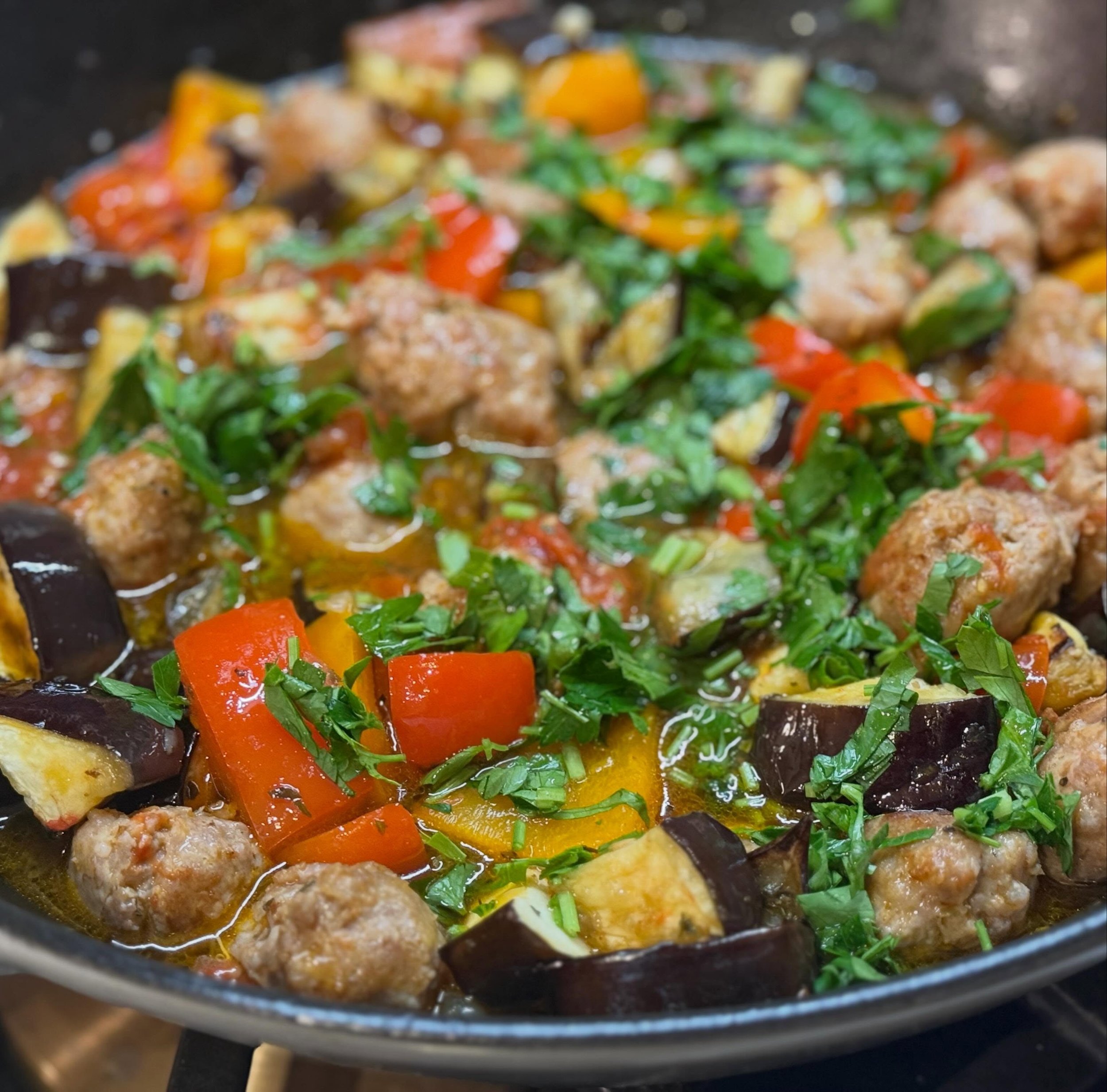 Last night I made this pasta sauce and my husband commented on how good it turned out. I thought indeed, I should right down the recipe! 😀 Here it is: switch on the oven to 450f and start pasta water. To make the sauce, uncase and chop a pound of sw