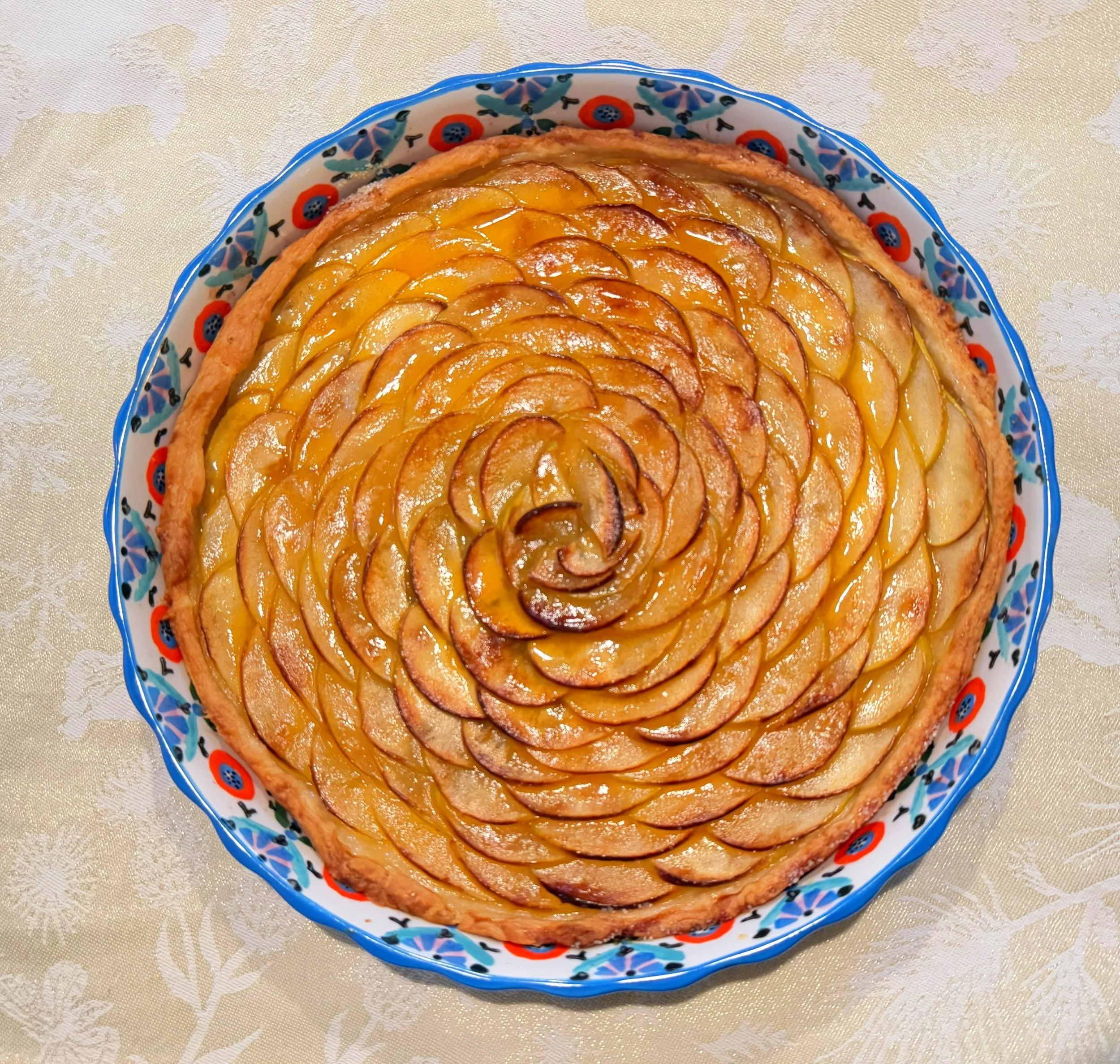 Apple tart in a round dish