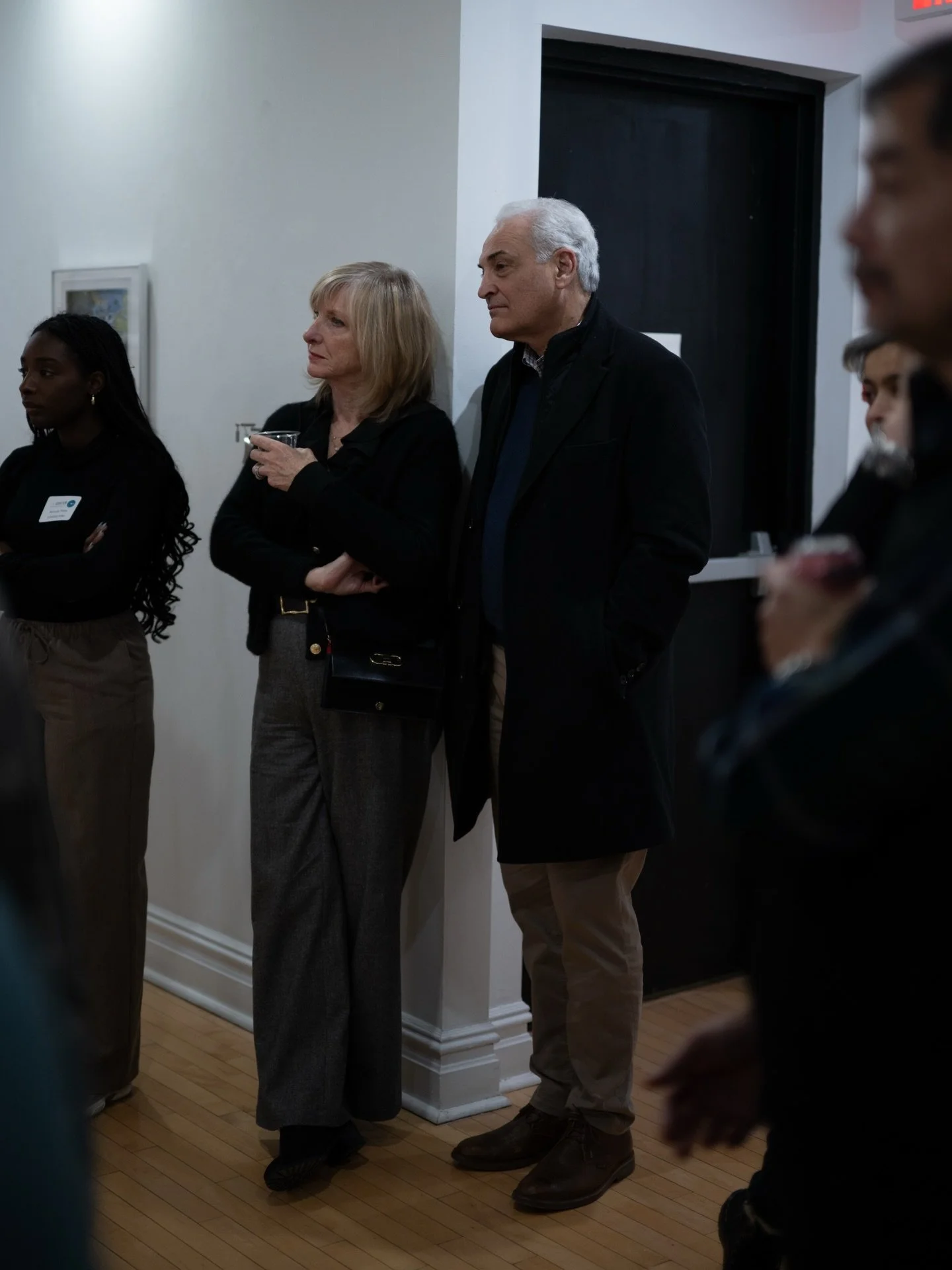 My favorite part of our opening receptions are seeing people dialoguing with the art. A lot of the time, the actual artist can explain their creative process 🤍🫰🏼