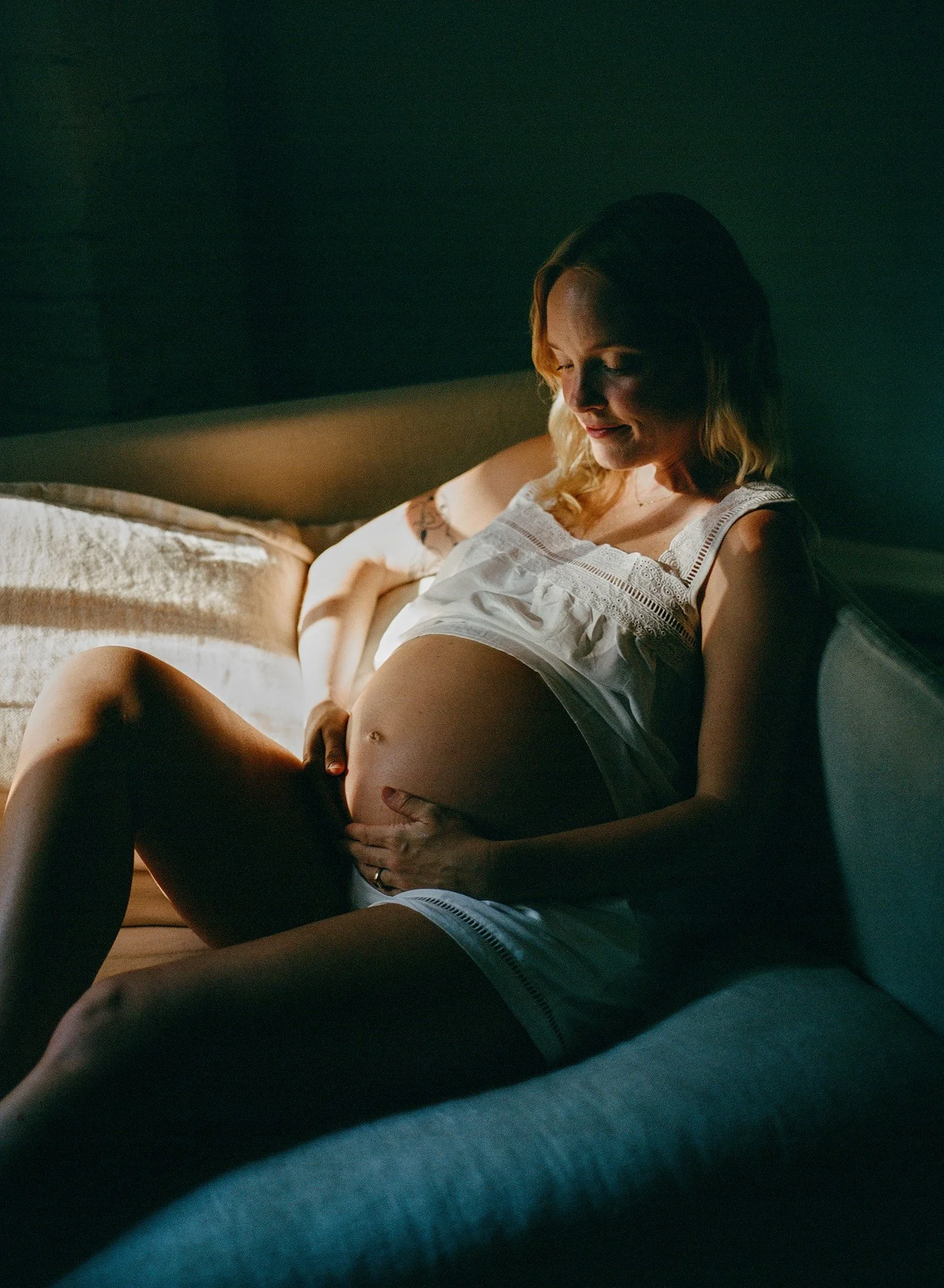 JenCausey-Caley_maternity_couch_film01.jpg