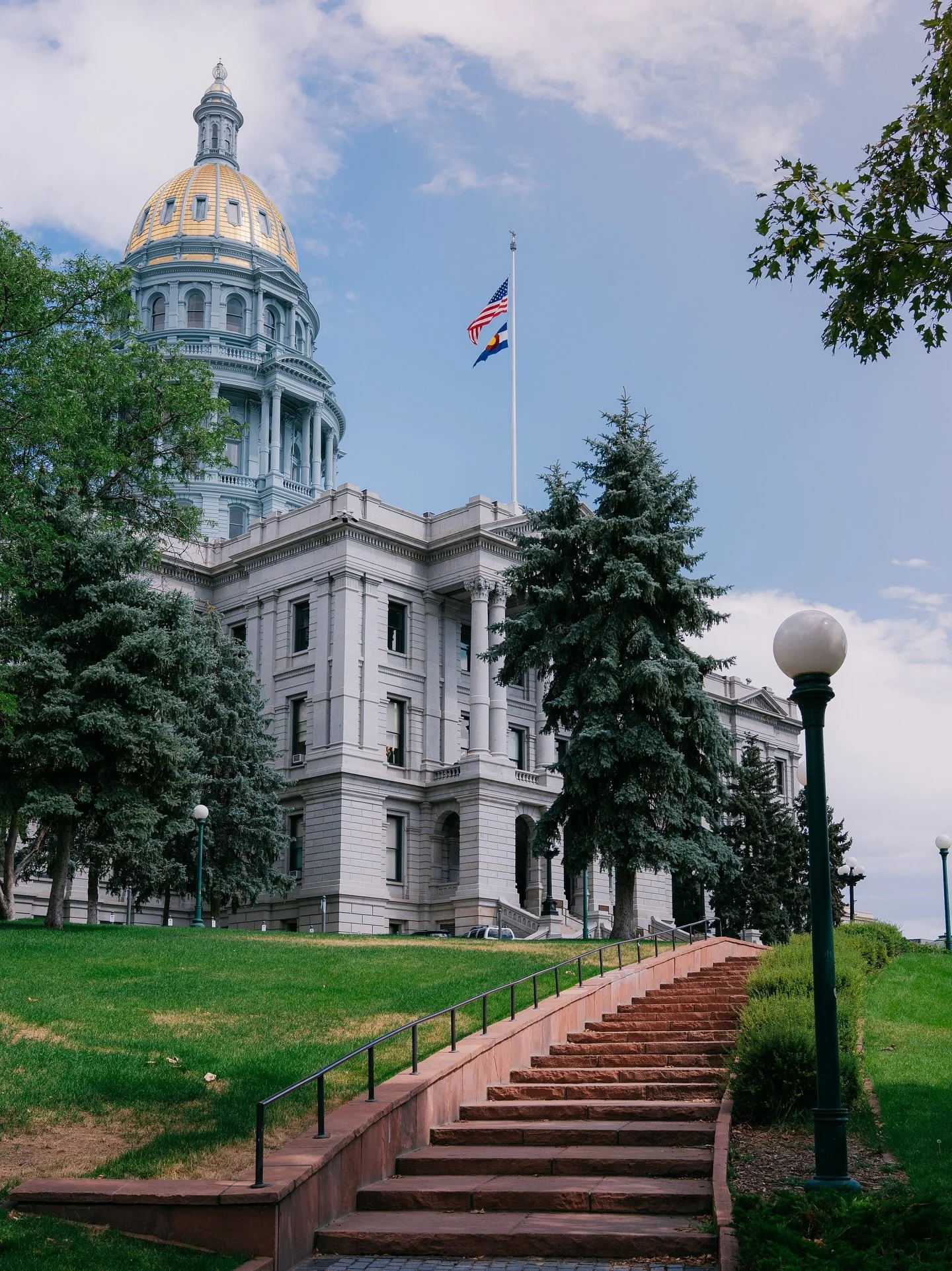 Strolling through Denver to see the summer's colorful places.
#colorado #travelgram #sonyalpha