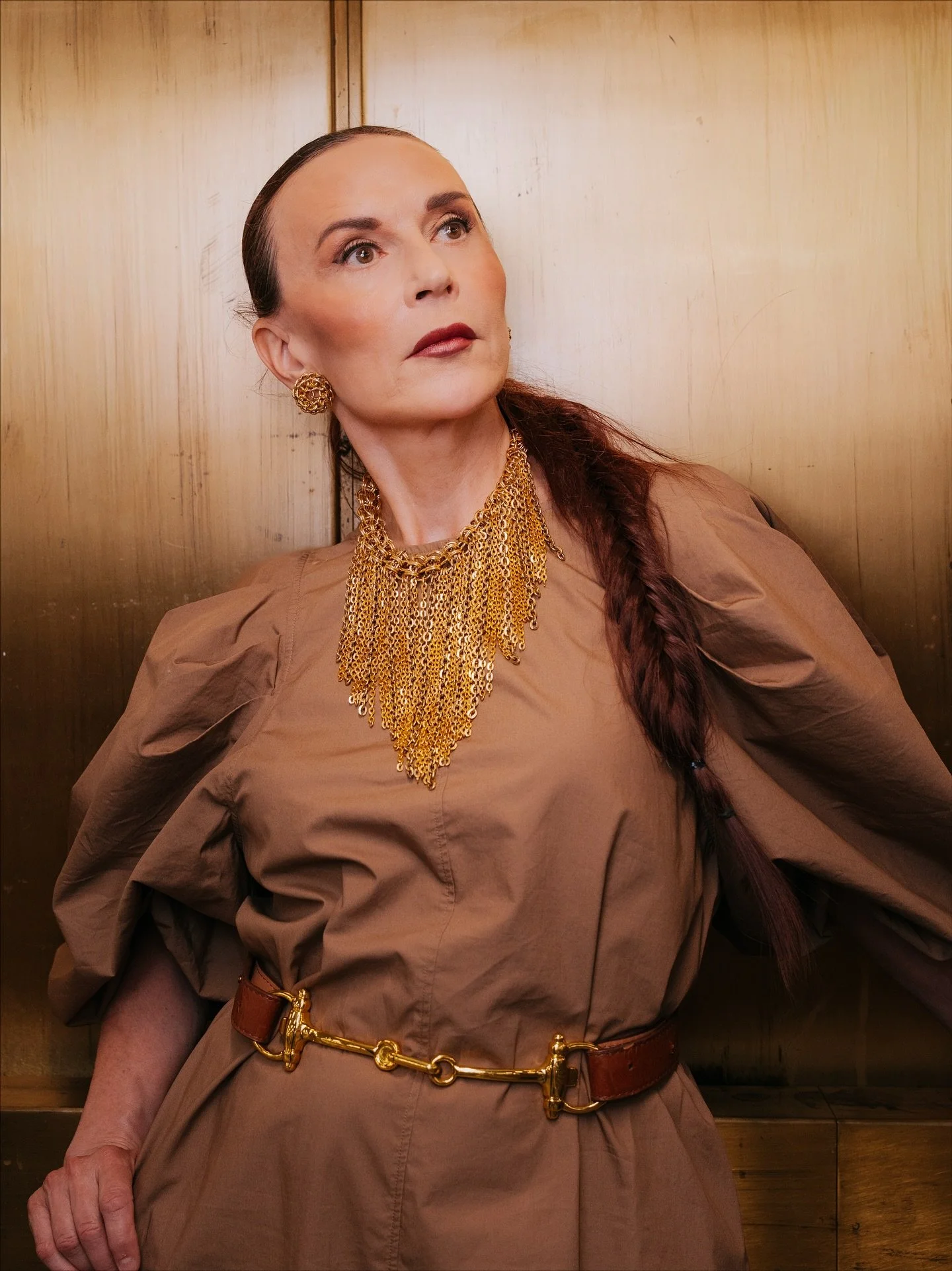 Some glamorous shots of Irina with a copper background from the Helsinki Railway Station. ✨

#portraitphotography #citylocation #indoorflash