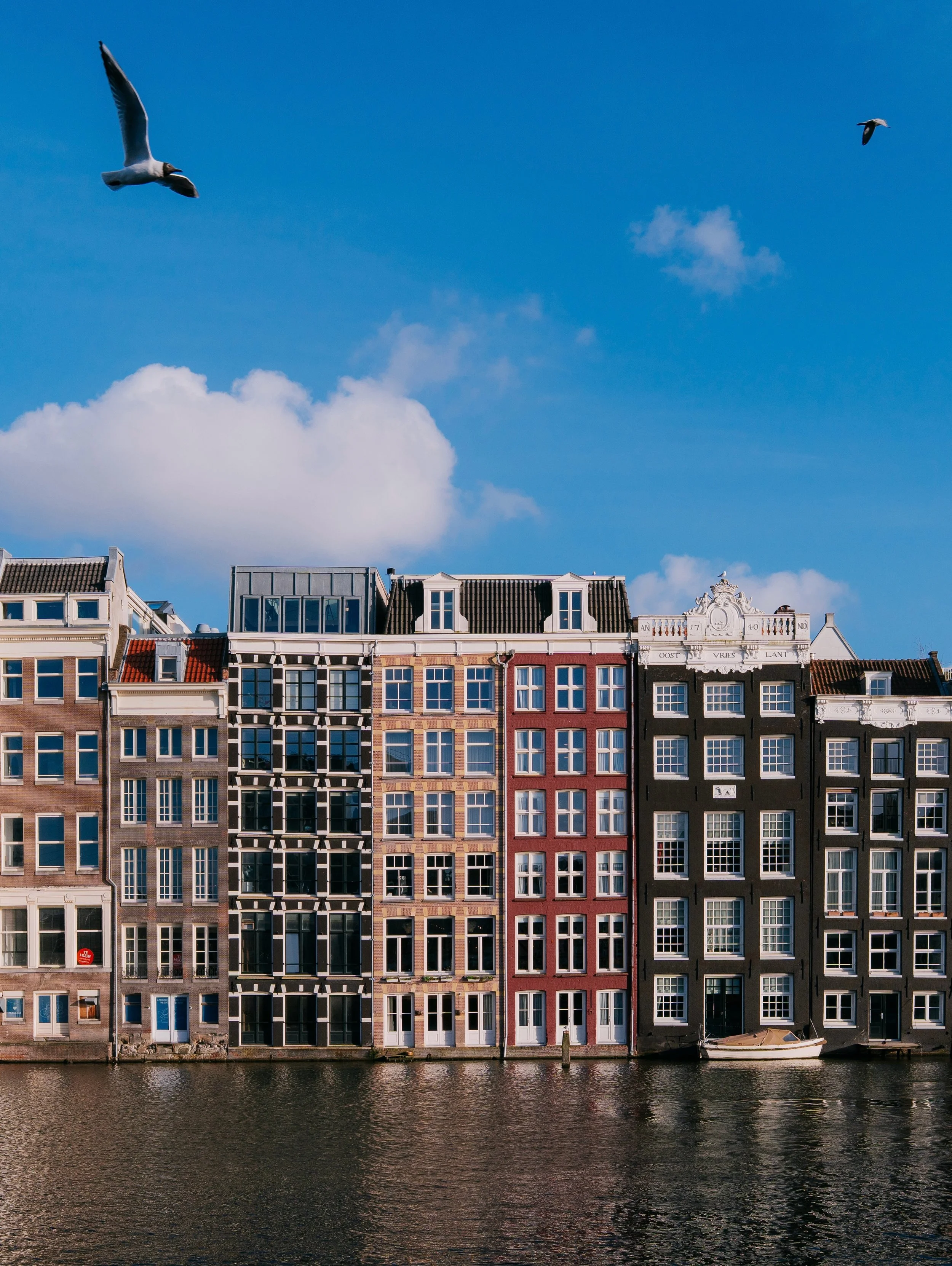 Amsterdam, steet vibes edition &mdash; colorful buildings, sunshine, happy people and a little bit of cheese. 🧀

#cityphotography #iamsterdam #vibrantcolors