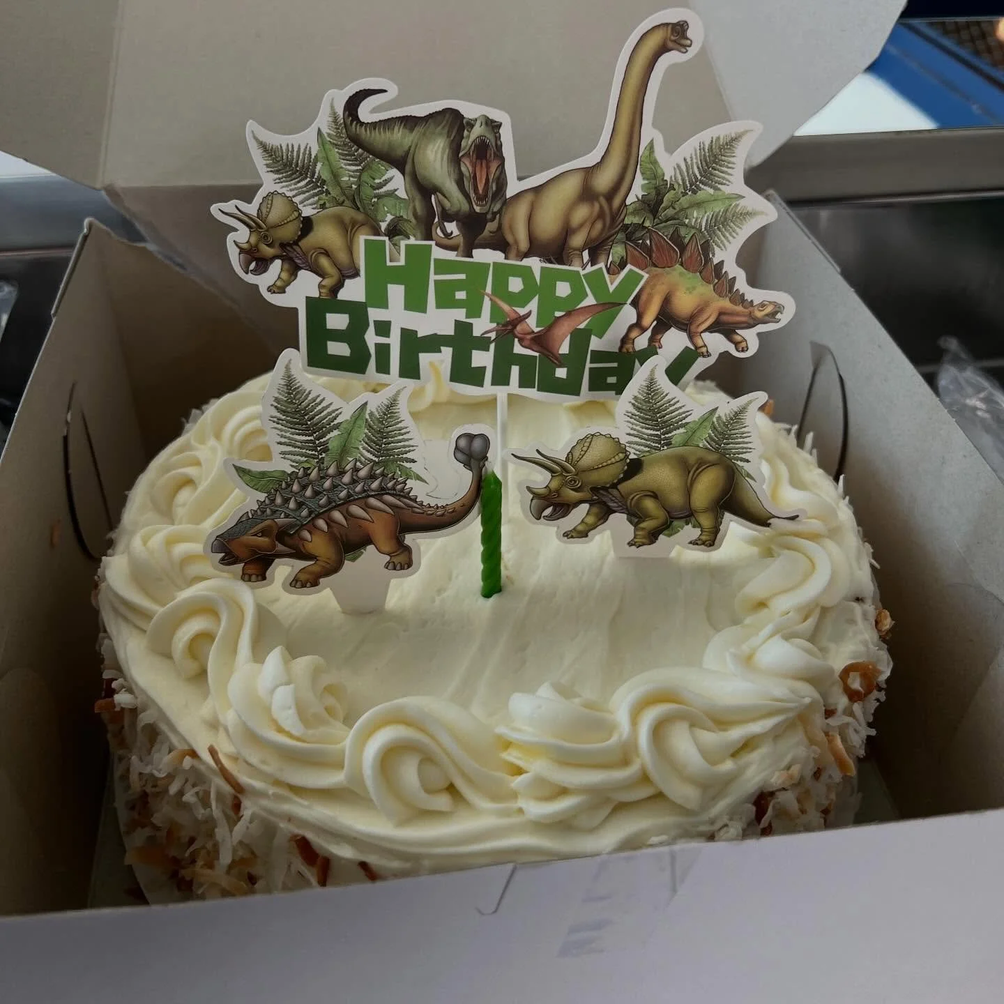 When you share a bday weekend with your almost 6 year old 🦖🦕 fancy cake 🫱🏼&zwj;🫲🏽 Dino toppers