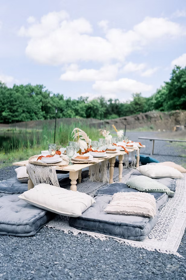 Picnic Place Setting jute charger plate bowl bud vase napkin cushion.png
