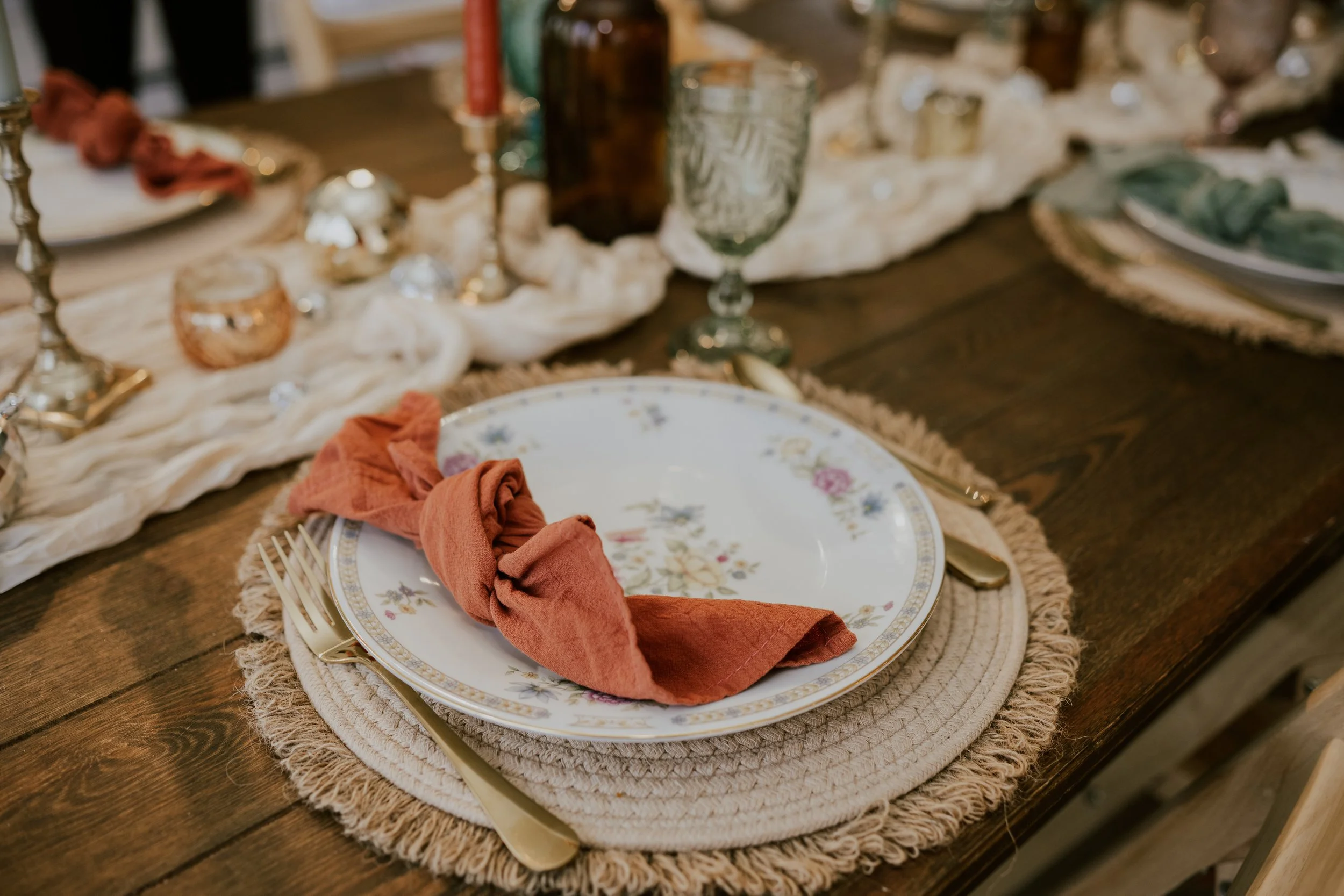 place setting miscmatched china orange napkin flatware jute charger.jpg