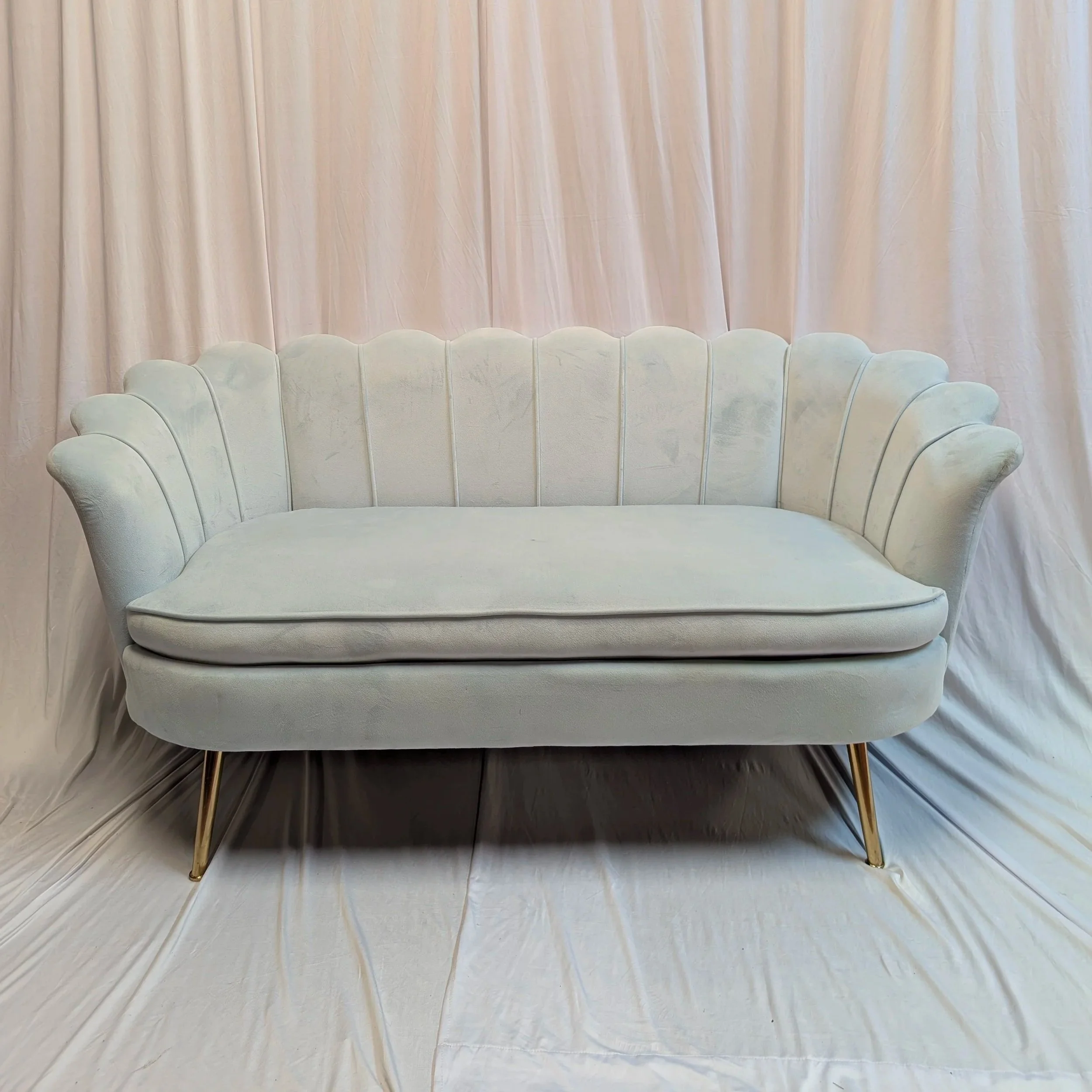 Winnie Loveseat