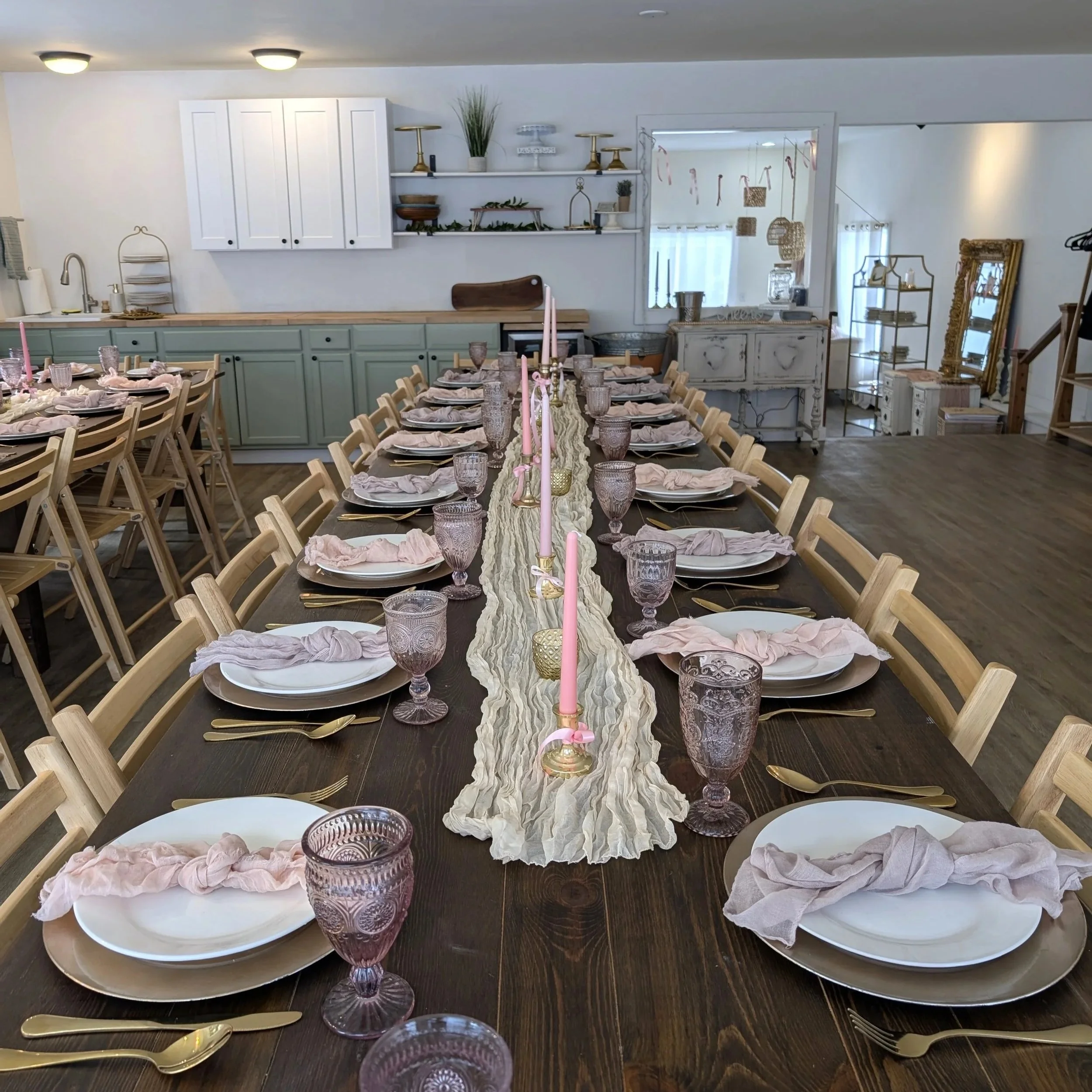 tablescape+event+space+pink+napkin+table+runner+bows+candles.jpg