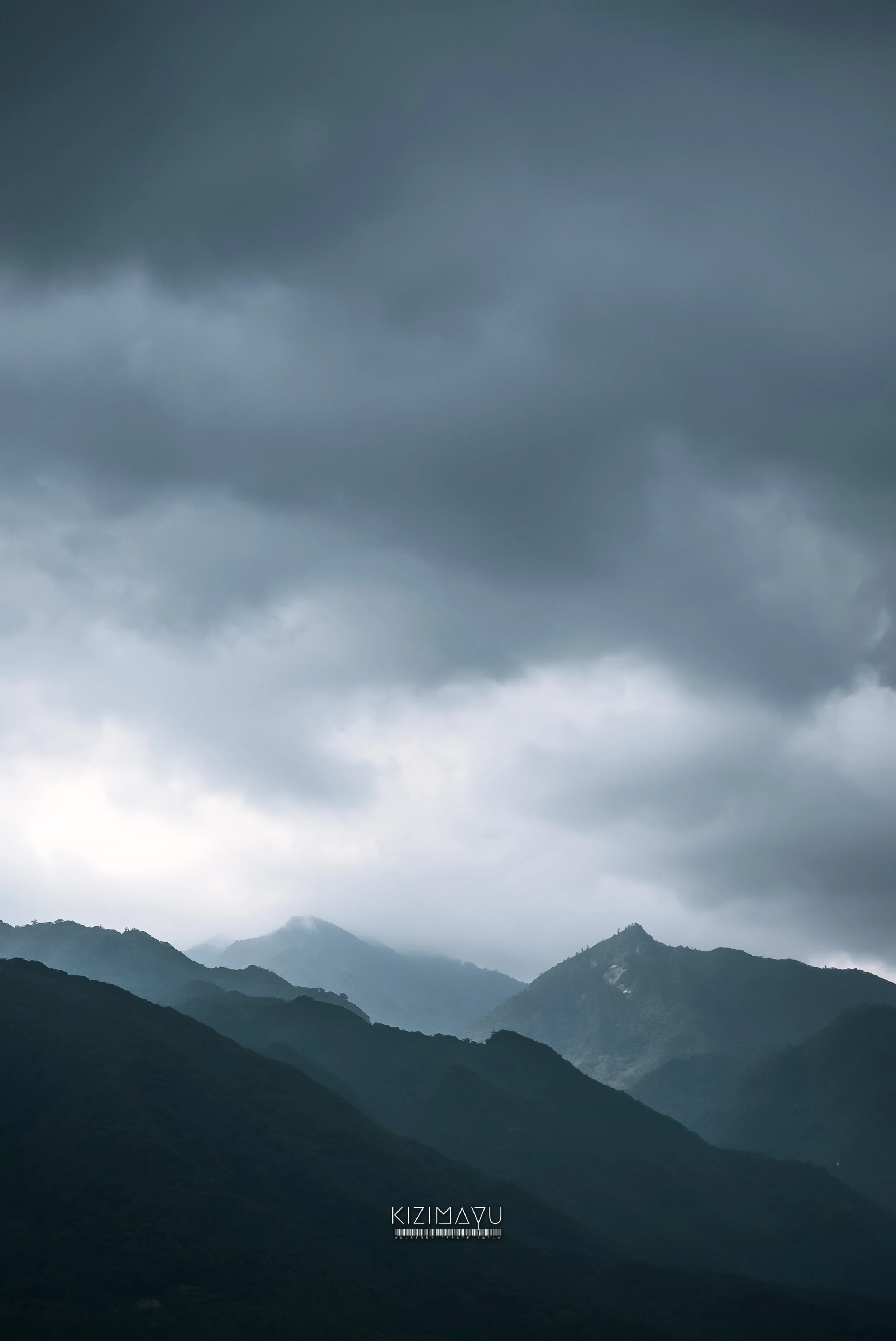暗い雲がかかる山岳風景