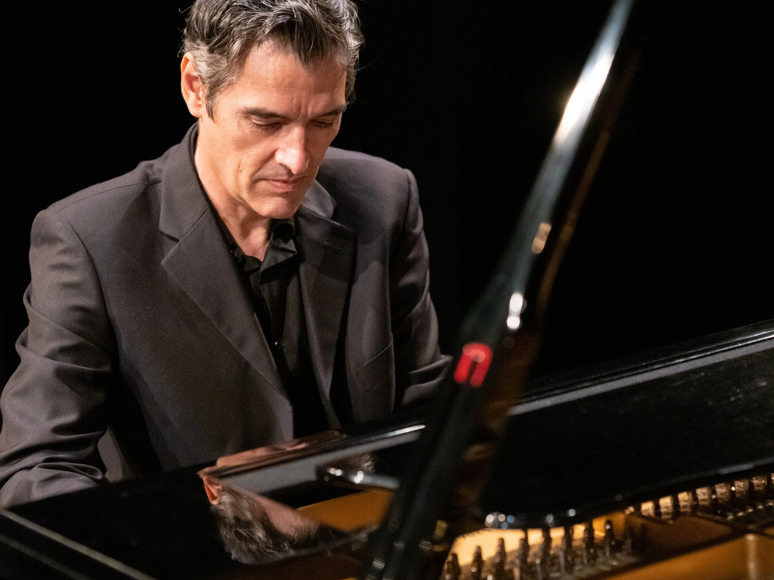 Entrevista y actuación al piano de Eleuterio Domínguez en RNE