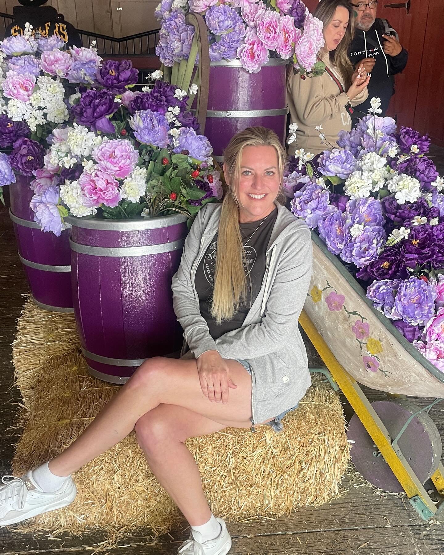 Hangin out with some flowers at the Boysenberry Festival! Ooohhhh sweet! Literally&hellip; have you ever had a boysenberry? 💜💜💜

#boysenberryfestival #knottsberryfarm #adventure #rollercoasteroflove