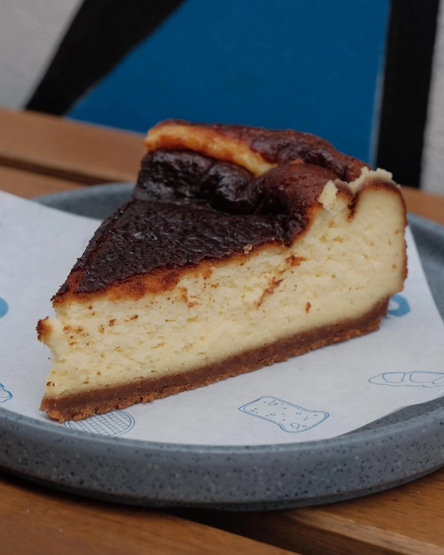 Un cl&aacute;sico con nuestro toque: cheesecake vasco con galleta Biscoff ✨

👉🏻 &iexcl;Disponible en vitrinas los fines de semana!

#CretoDeli