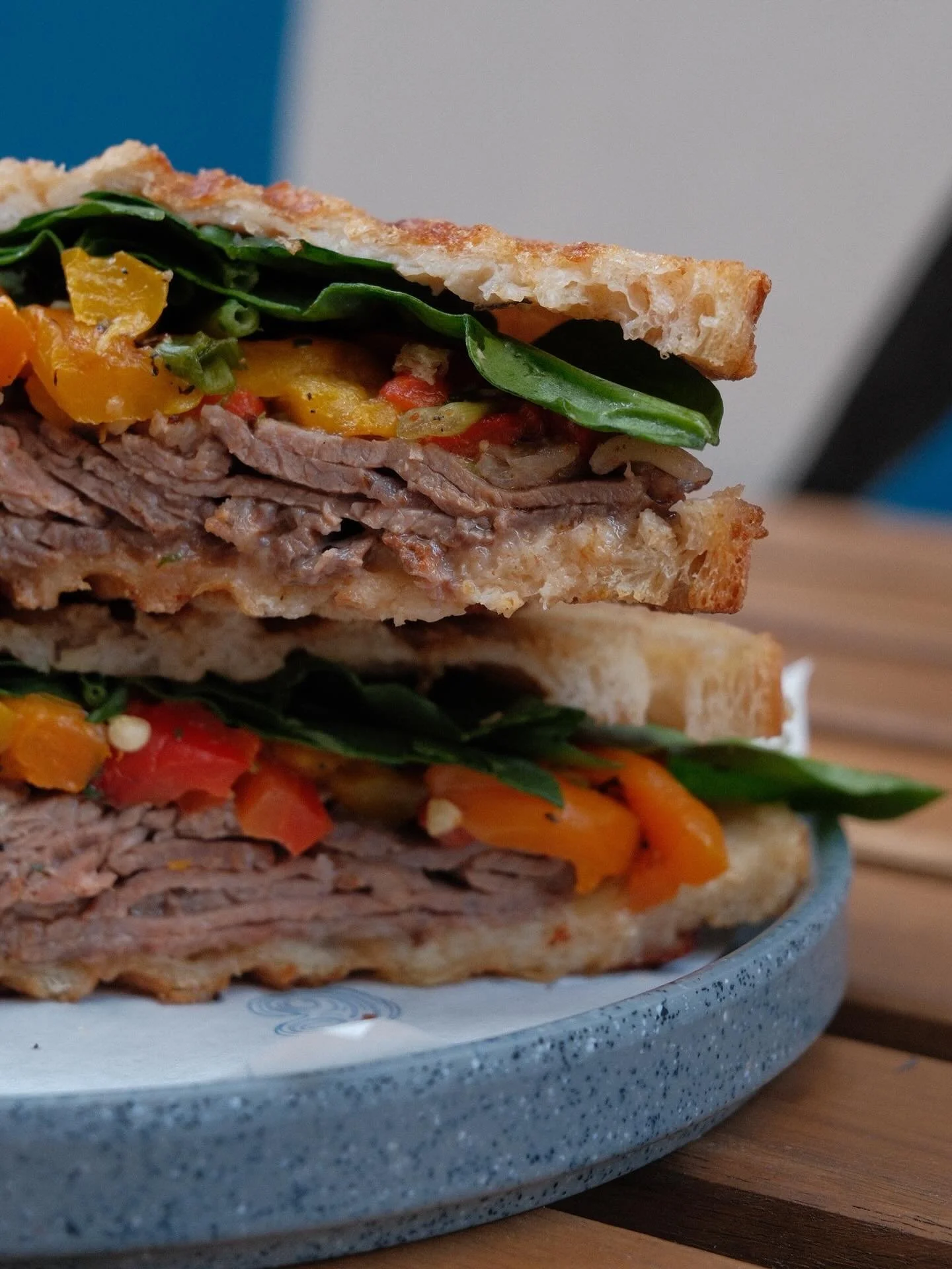 🥪 Roast beef, pimientos, espinaca fresca y mayonesa de la casa, todo en nuestro sourdough reci&eacute;n horneado.

Un cl&aacute;sico con el toque Creto. 💙

#CretoDeli