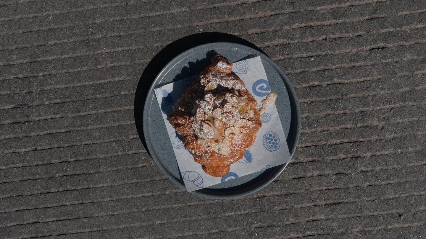 Capas de hojaldre, almendra y un final dulce que te va a conquistar. 🥐🌟

#CretoDeli