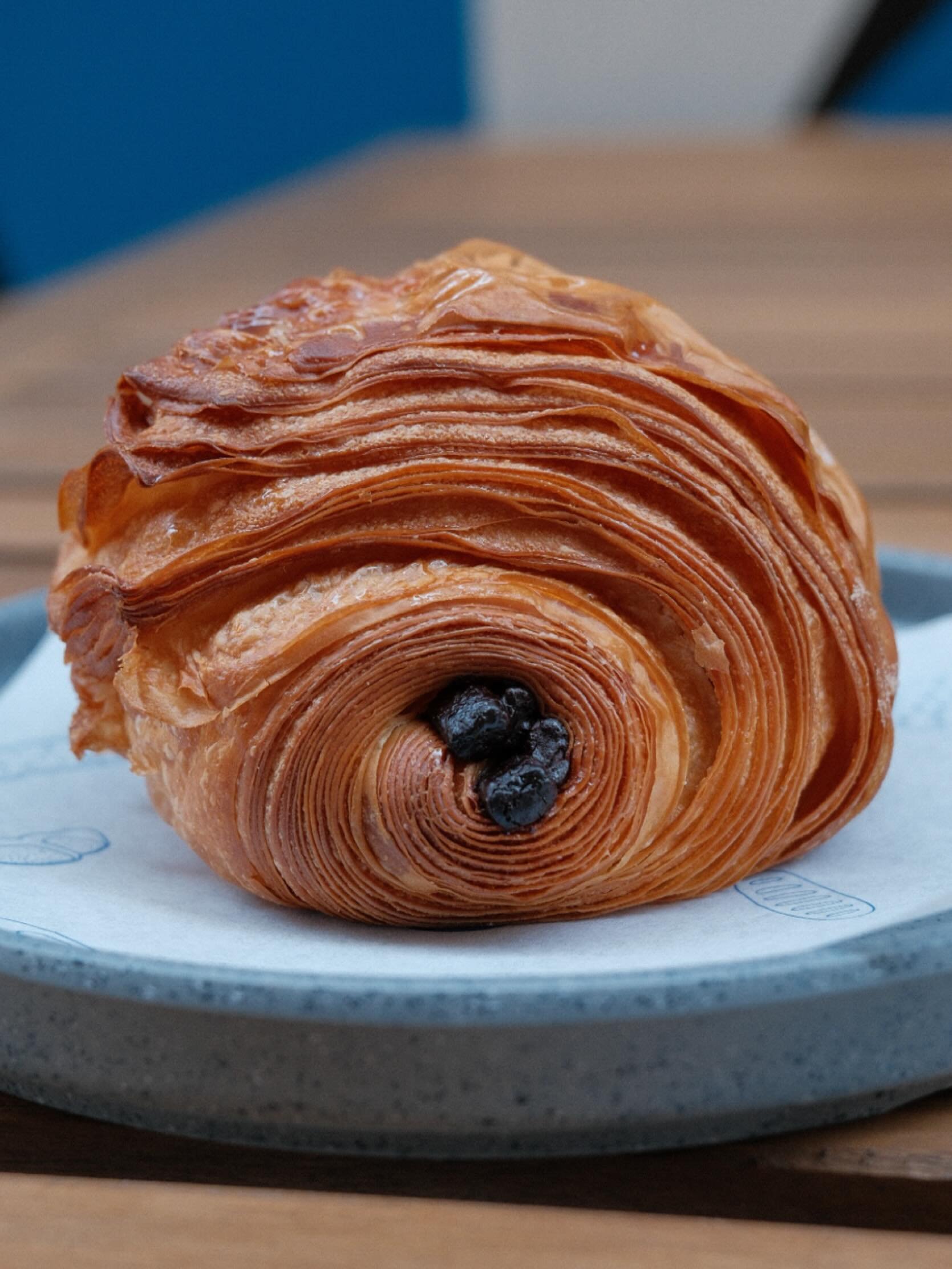 🧈 Entre capas de 100% mantequilla y chocolate.

#CretoDeli