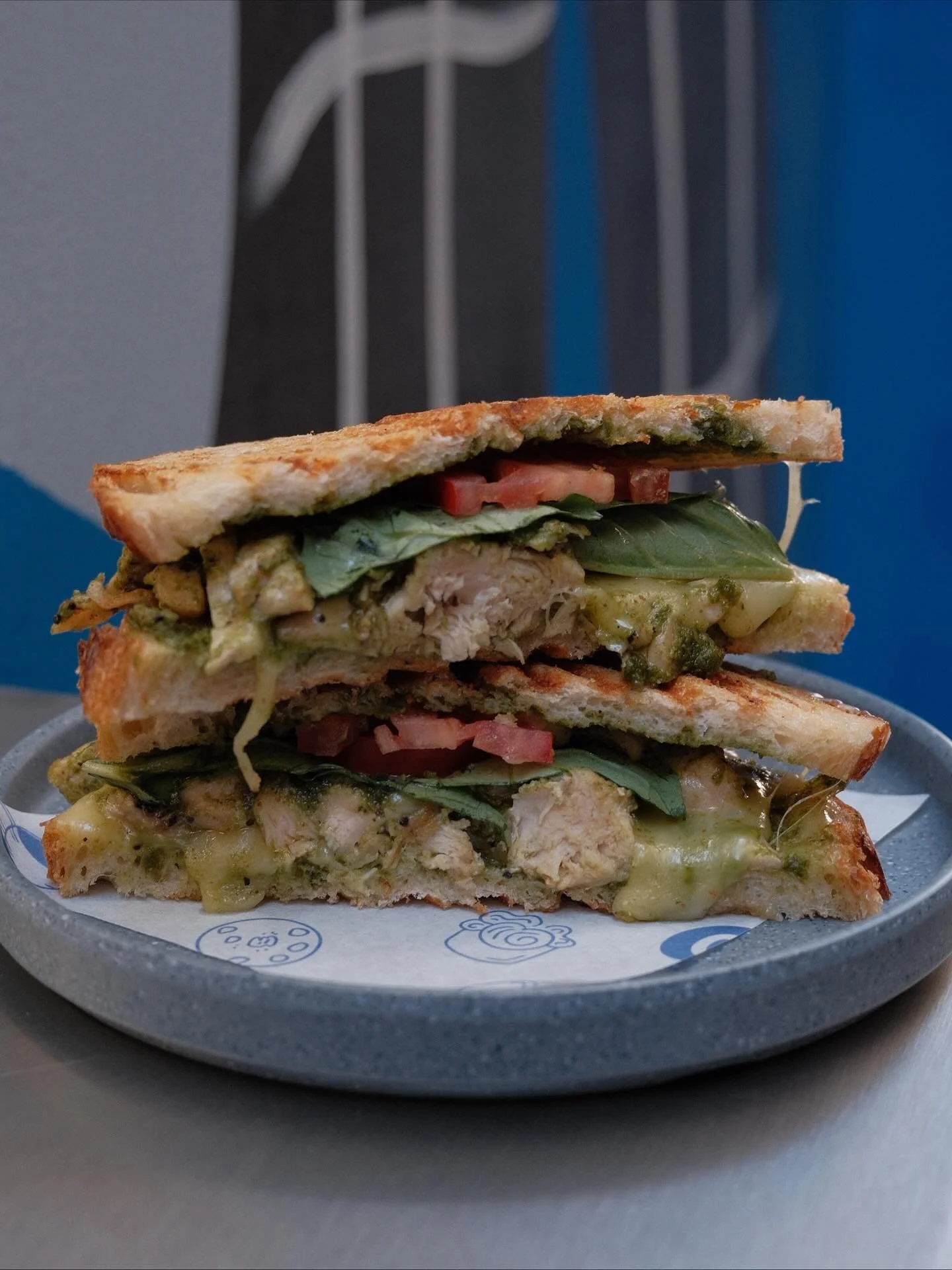 Regresa el Pollo Pesto 😋

🥪 Pan masa madre, pollo, pesto y verduras frescas. Todo hecho en casa con el sabor de Creto. 

Disfr&uacute;talo este mes.
#CretoDeli