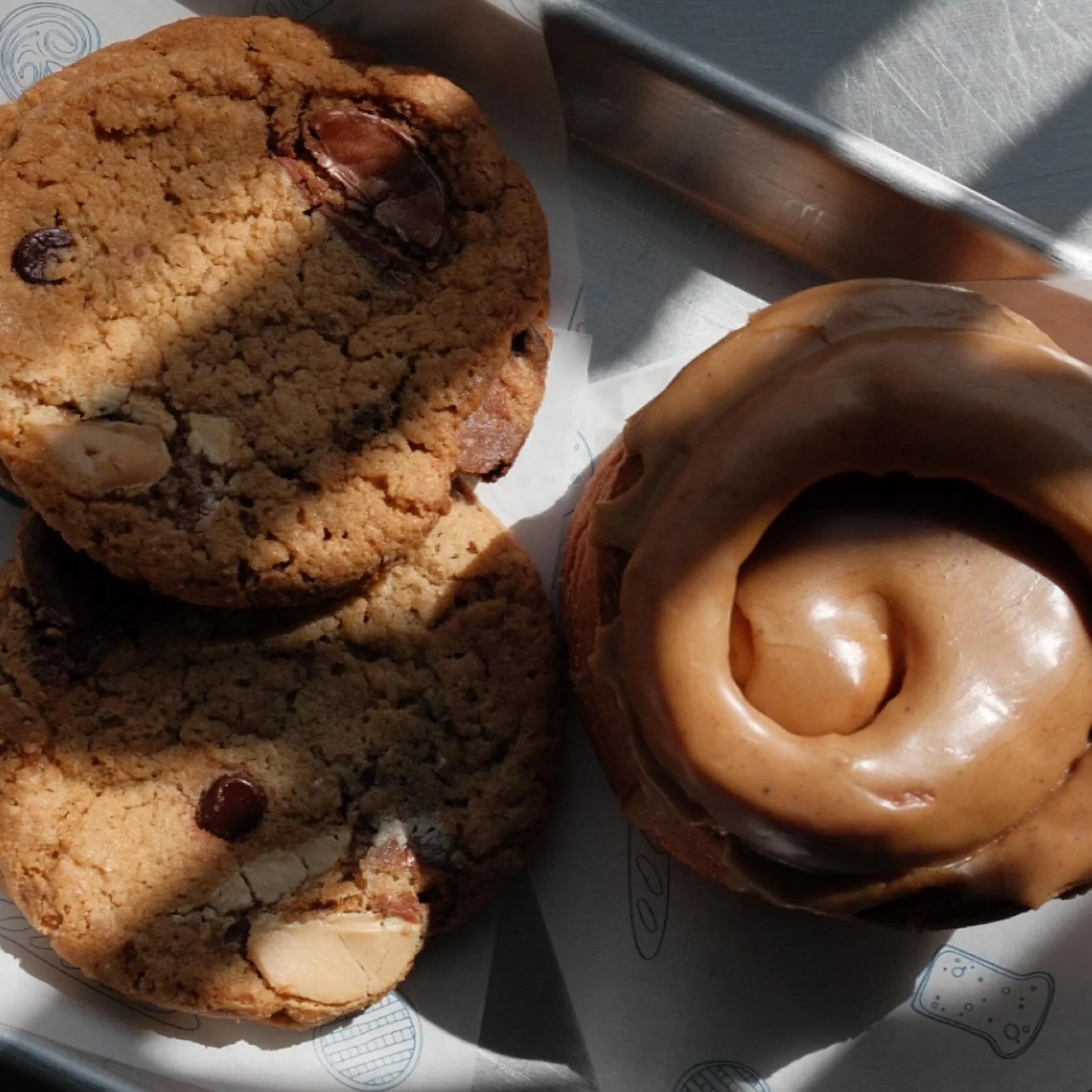 Cuando el antojo no sabe decidir, la respuesta siempre es ambos. 🍪☕️💙

✨ Rol Dirty Chai
✨ Galleta Triple Chocolate Gluten Free

#CretoDeli