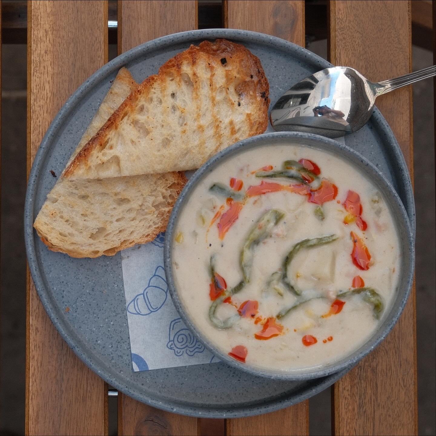 🥣 Crema de Papa Poblana
Papa, rajas poblanas, elote y tocino combinadas en una crema reconfortante.

Disponible todo noviembre.

#CretoDeli