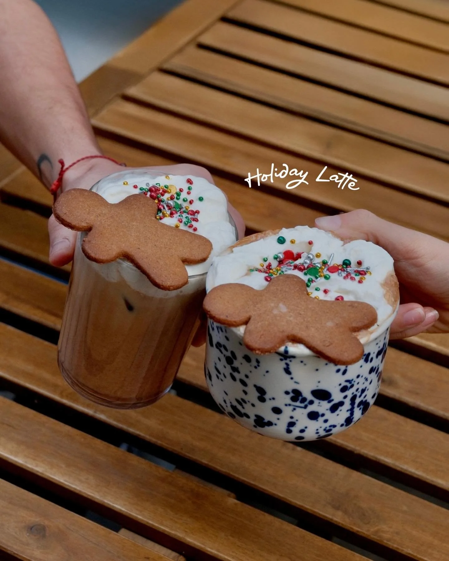 🍫 Mocha, menta, crema batida y galleta de jengibre

HOLIDAY LATTE
Solo durante diciembre 🎄⭐️

#CretoDeli