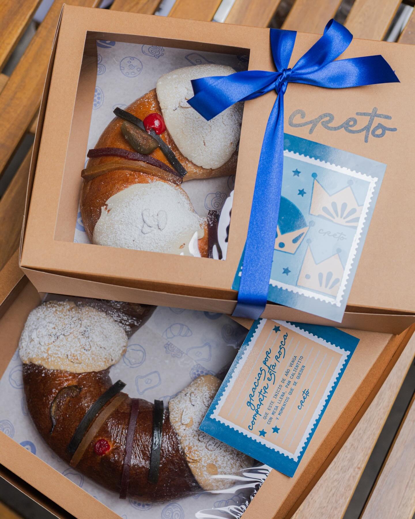 👑 &iexcl;Abrimos pedidos!

Rosca con ralladura de naranja, ate de frutas, higo cristalizado y pasta de az&uacute;car con almendras.
Disponibles en base cl&aacute;sica o de chocolate.

Bajo pedido:

🤴🏼Chica &mdash; 4&ndash;6 personas
Cl&aacute;sica