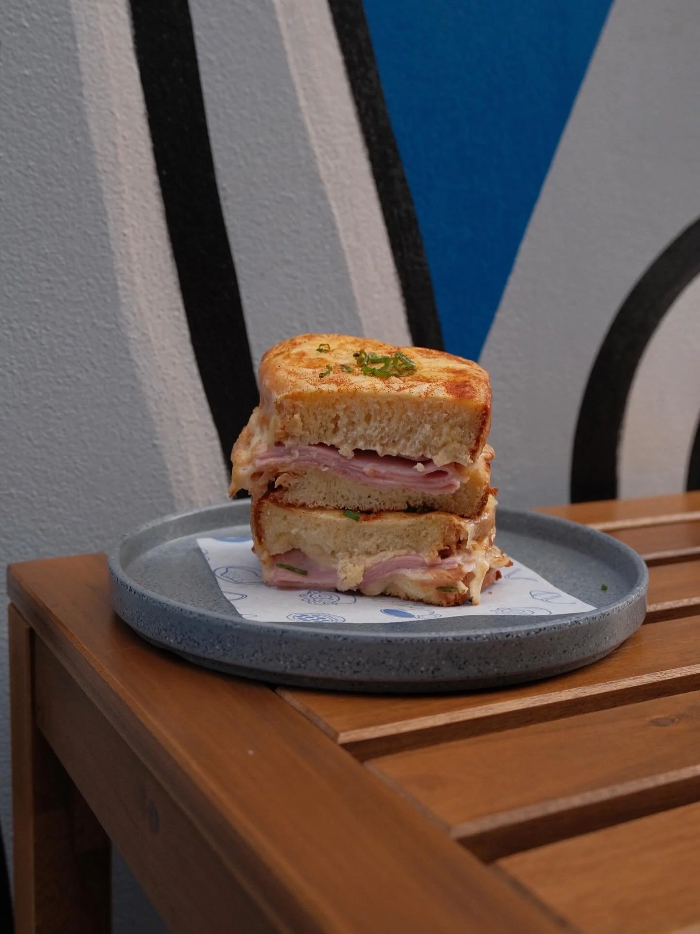🥪⭐️ Croque Monsieur 
Pan brioche 100% mantequilla con jam&oacute;n de pierna de cerdo, queso fundido y bechamel cl&aacute;sica gratinada, terminado con topping de ceboll&iacute;n y especias.

Disfr&uacute;talo esta temporada en Creto

💙 #CretoDeli