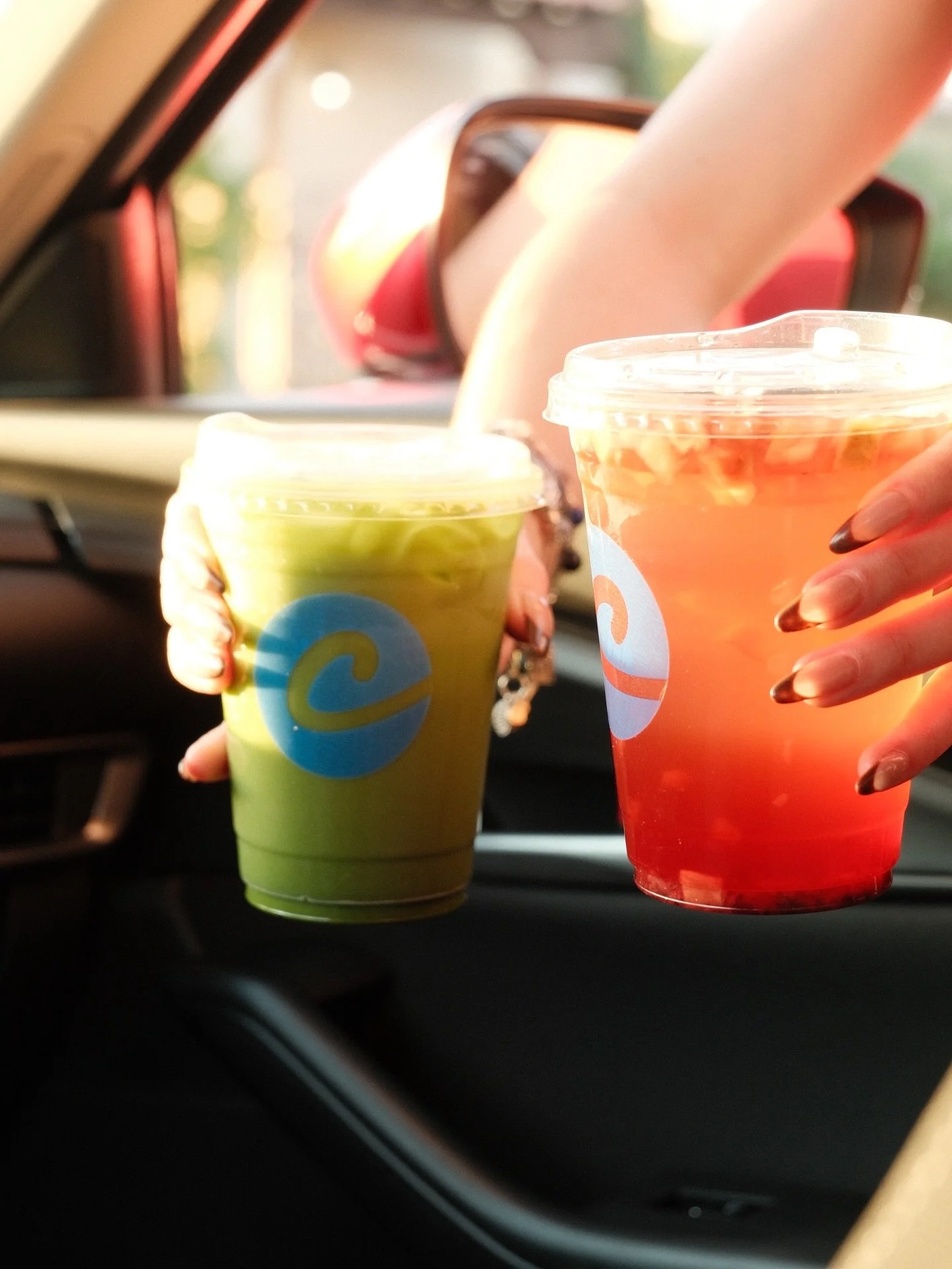 ✨ Momentos simples que saben bonito.

Matcha Earl Grey y Sol de Fresa, para llevar 🚗✨

#CretoDeli