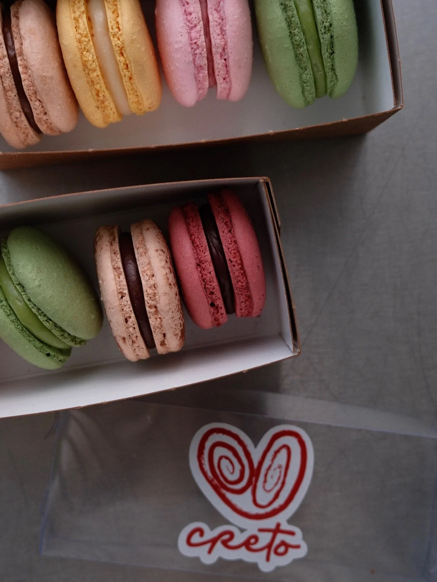 ❤️ Macarons de sabores limitados, hechos para regalar (o auto-regalarse).
Disponibles ya en vitrinas.

Sabores:
🍓 Fresas con crema
🍫 Caf&eacute; chocolate
🌿 Matcha
🥭 Maracuy&aacute;
🍒 Selva negra (ganache de chocolate, licor de cherry y centro d