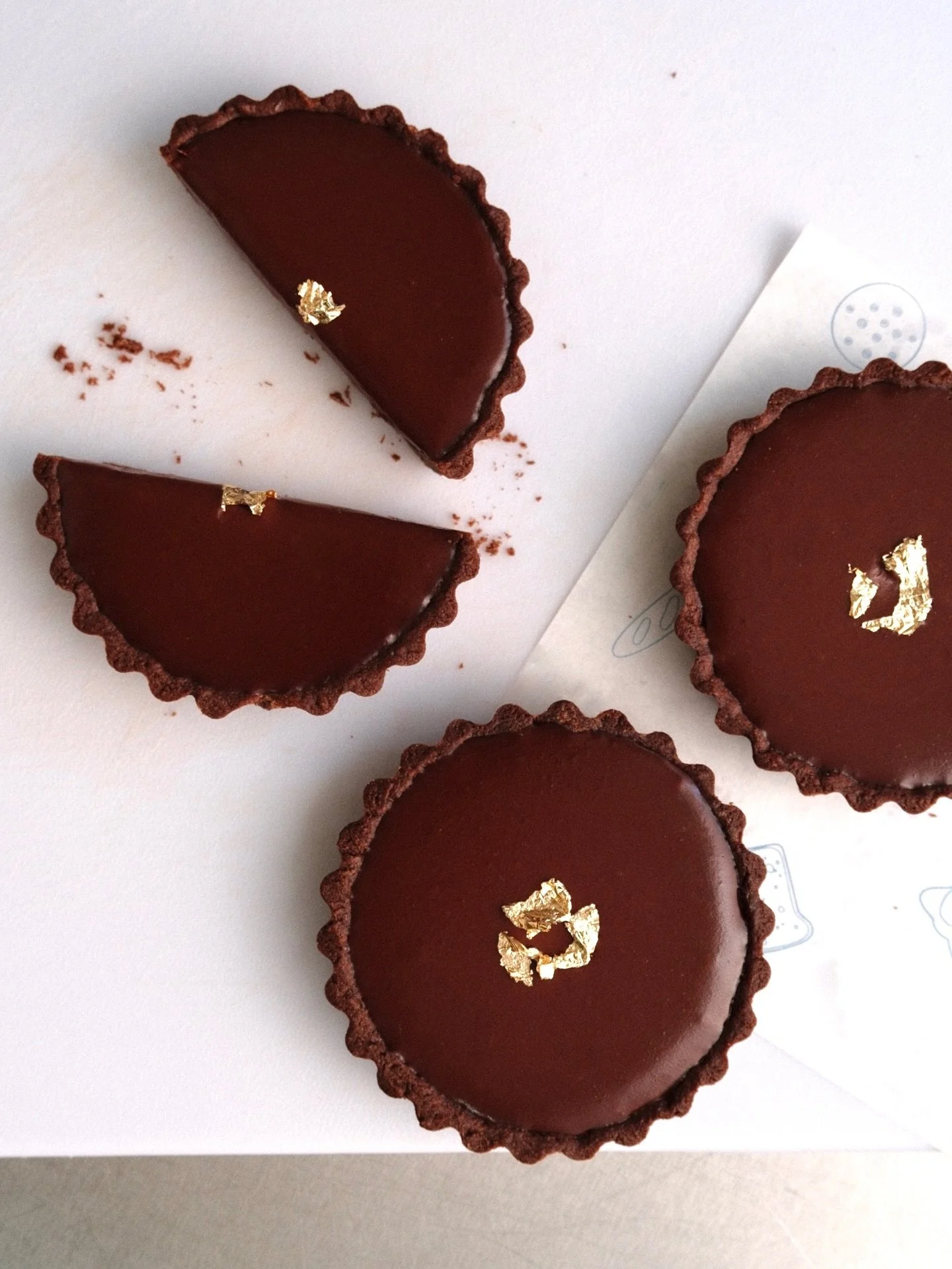 🍫 Tarta de Chocolate 

Base crujiente de cocoa y mantequilla con natilla de chocolate oscuro horneadas, terminada con un ganache de chocolate en fr&iacute;o y hoja de oro comestible ✨

Te vas a enamorar... 

Siempre con amor 💙 #CretoDeli