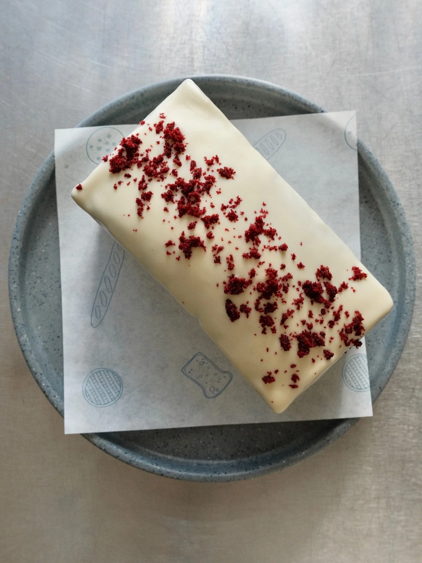 ❤️ Panqu&eacute; Red Velvet
Panqu&eacute; suavecito, intenso, cubierto de chocolate blanco y listo para compartir (o no) con alguien que quieres mucho. 

Disponible estos d&iacute;as en nuestras vitrinas.

#SiempreConAmor, Creto 🍰