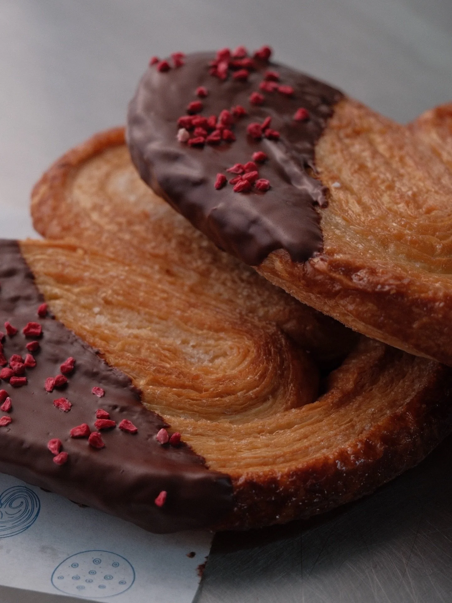 🍫 Orejita cubierta de Chocolate y Frambuesa

Un cl&aacute;sico pero versi&oacute;n San Valent&iacute;n 🍫🍓

Orejita 100% mantequilla, crujiente y dorada, cubierta con chocolate y frambuesa.

Especial en vitrinas
#SiempreConAmor, Creto