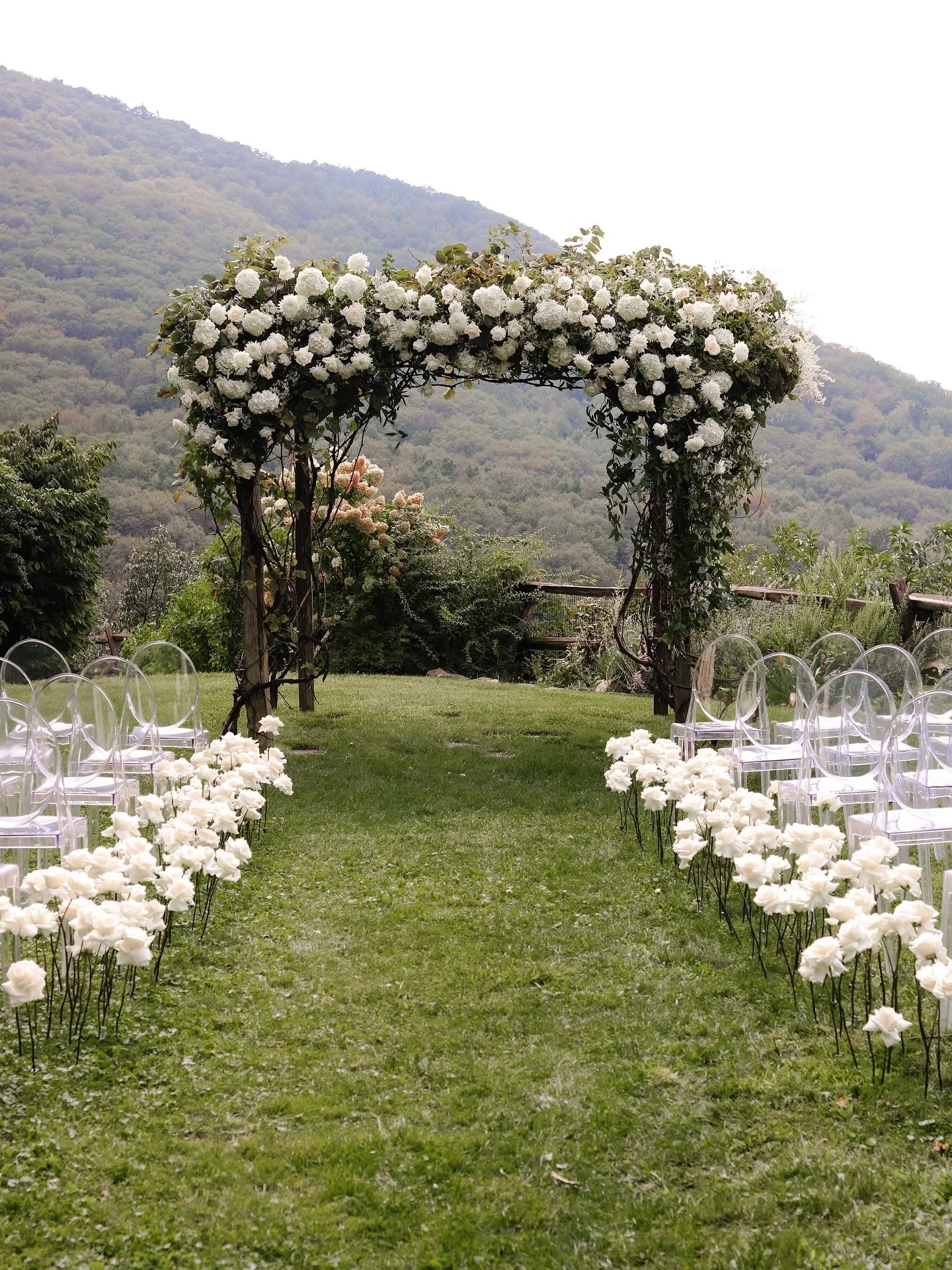 In honor of it being September- this was one of my favorite ceremonies we designed up at Lambs Hill for Nicole &amp; Guy in September of 2023!
-
Photos @rachel.calvelli 
Design @simplicityinmind.events 
Venue @lambshillvenue 
-
#hudsonvalleyweddings 