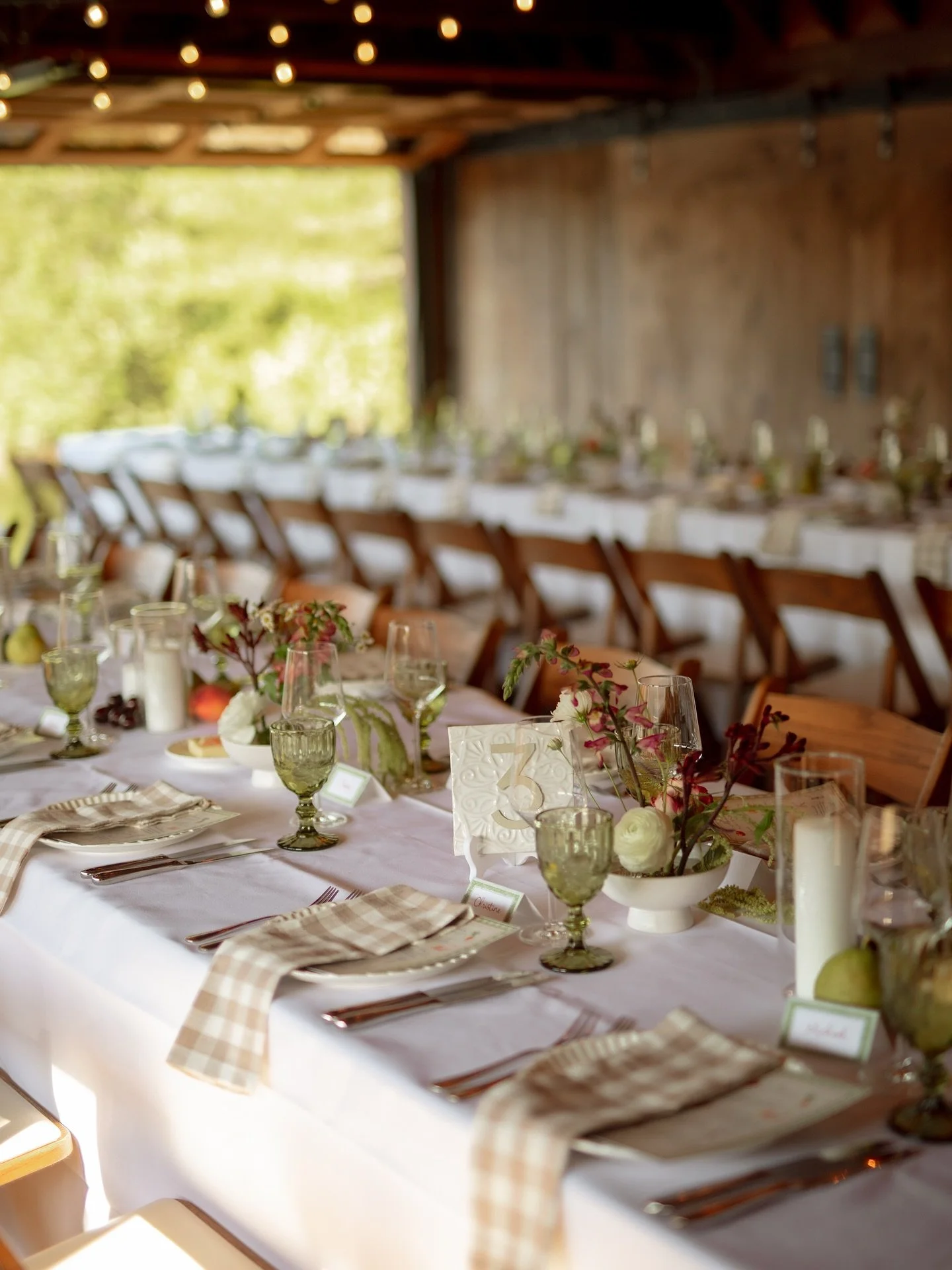 Jess &amp; Paul&rsquo;s picnic inspired rehearsal dinner at @glynwoodevents boat house 🛶

I loved creating this design with @jrkagan ! 2025 has definitely been the year of fruit styling mixed with floral centerpieces &amp; I am here for it 🍑 🍅 

V